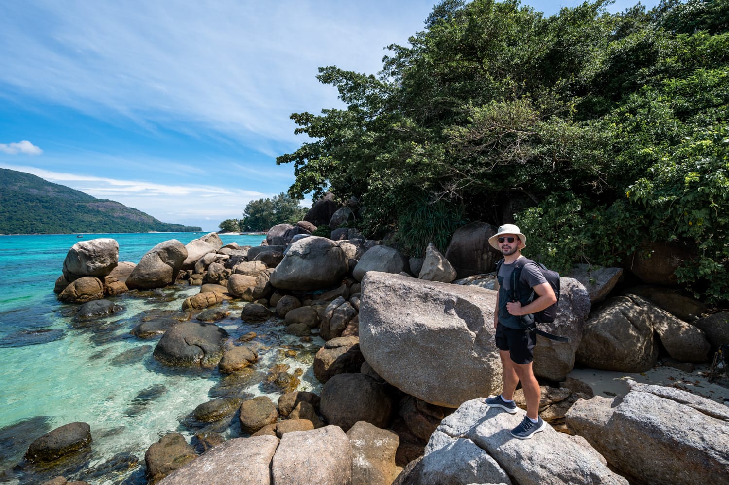 Nils Alexander Kemna wandert entlang der Felsenküste im Norden von Koh Lipe von Hotel zu Hotel
