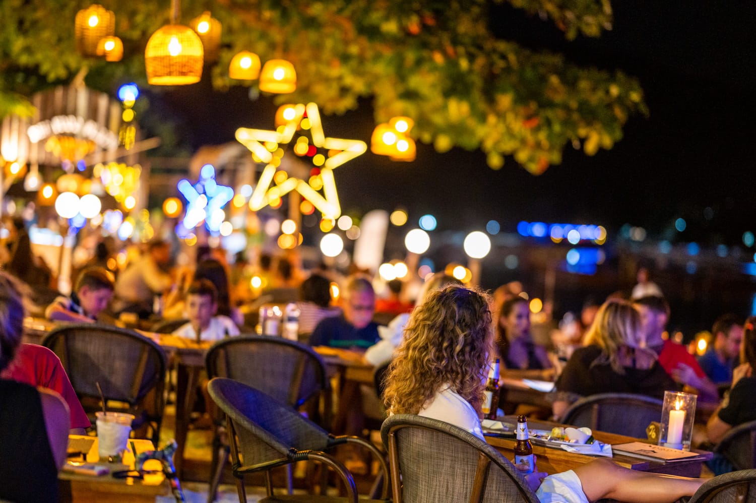 Touristen essen Dinner in einem Hotel am Pattaya Beach auf Koh Lipe