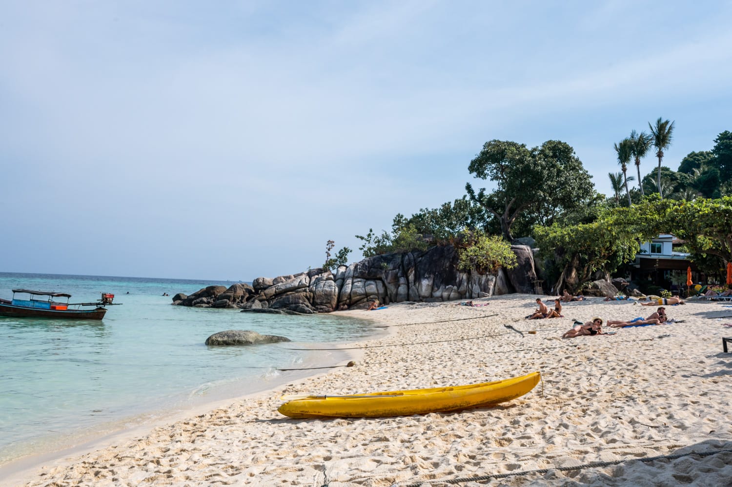 Heller Sand und runde Felsen am südlichen Ende des Sunrise Beach vor dem Idyllic Concept Resort auf Koh Lipe