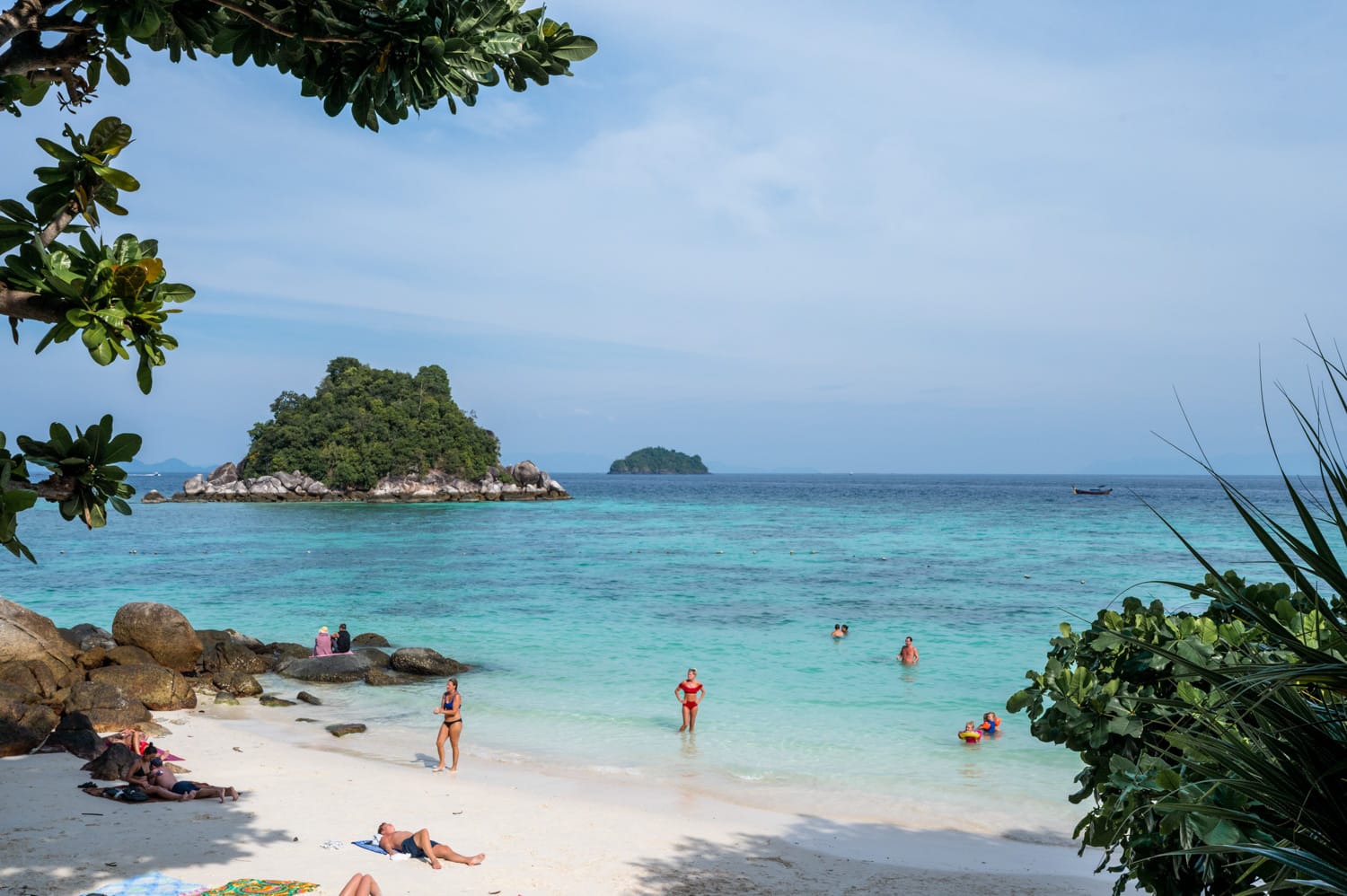 Blick vom Ten Moons Resort auf die ruhige Kathalae-Bucht auf Koh Lipe