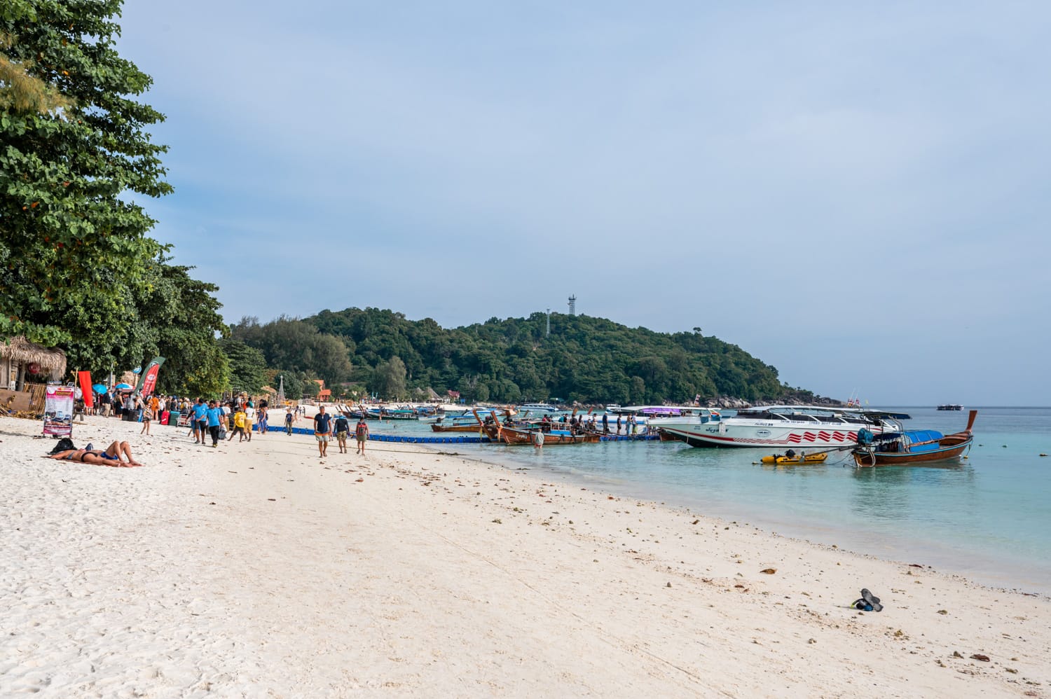 Schnellboote legen am schwimmenden Pier am Pattaya Beach auf Koh Lipe an