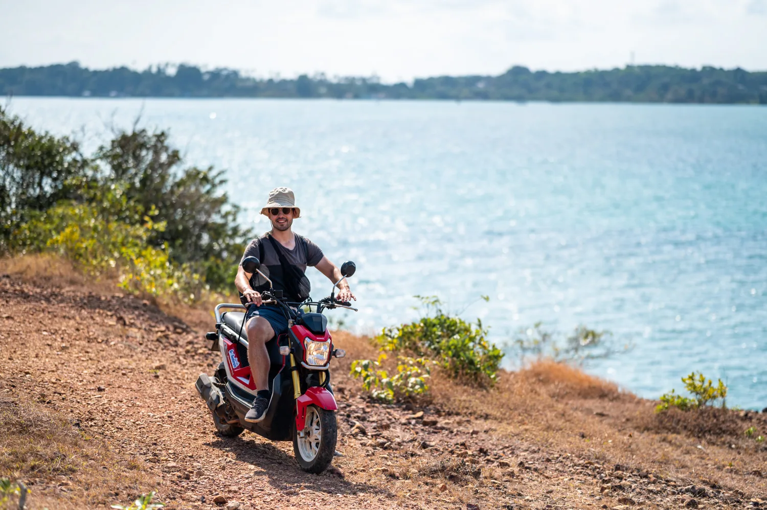 Nils Alexander Kemna fährt Roller auf Koh Mak