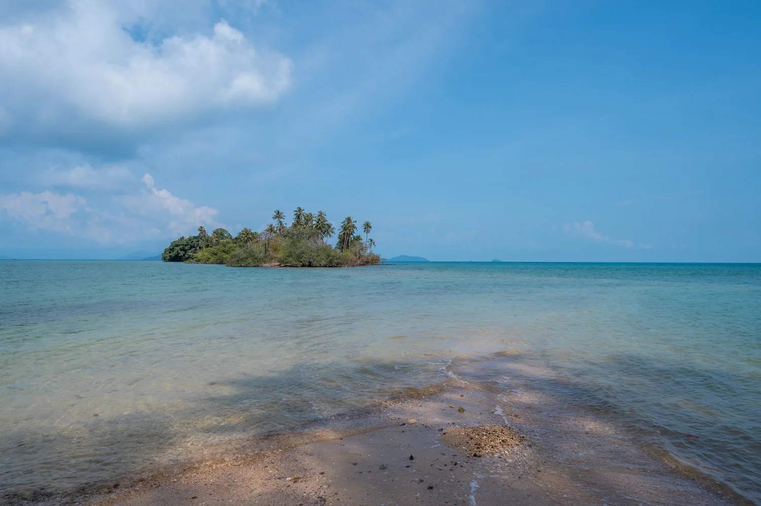 Blick von Ko Kradat in Richtung Ko Nok Nok und Koh Nok Nai