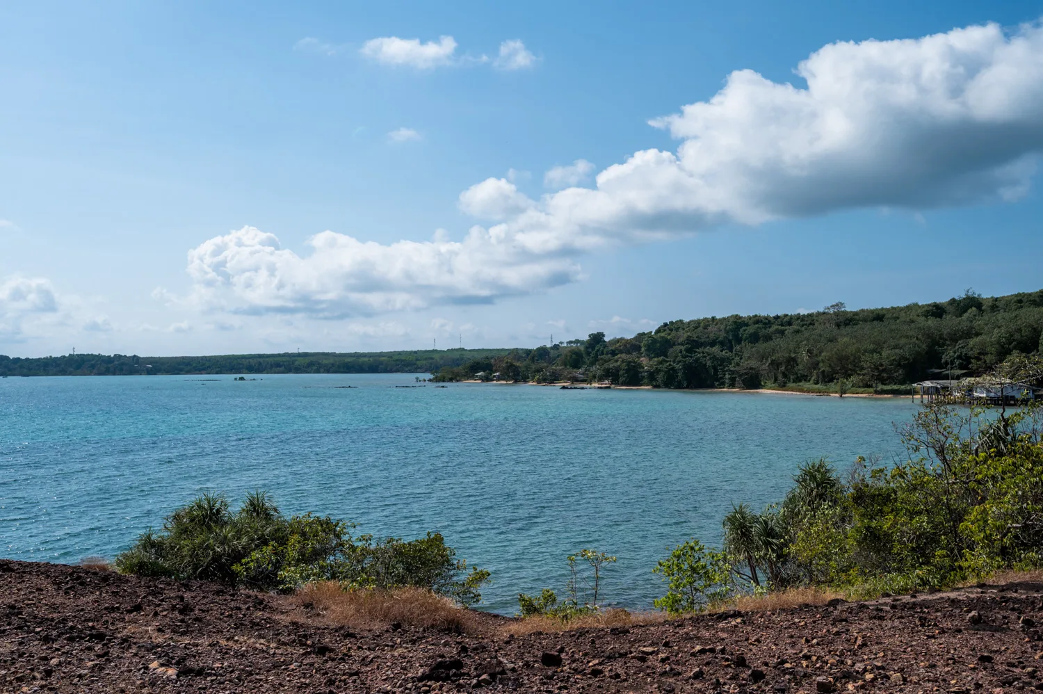 Felsen an der südöstlichen Küste von Koh Mak