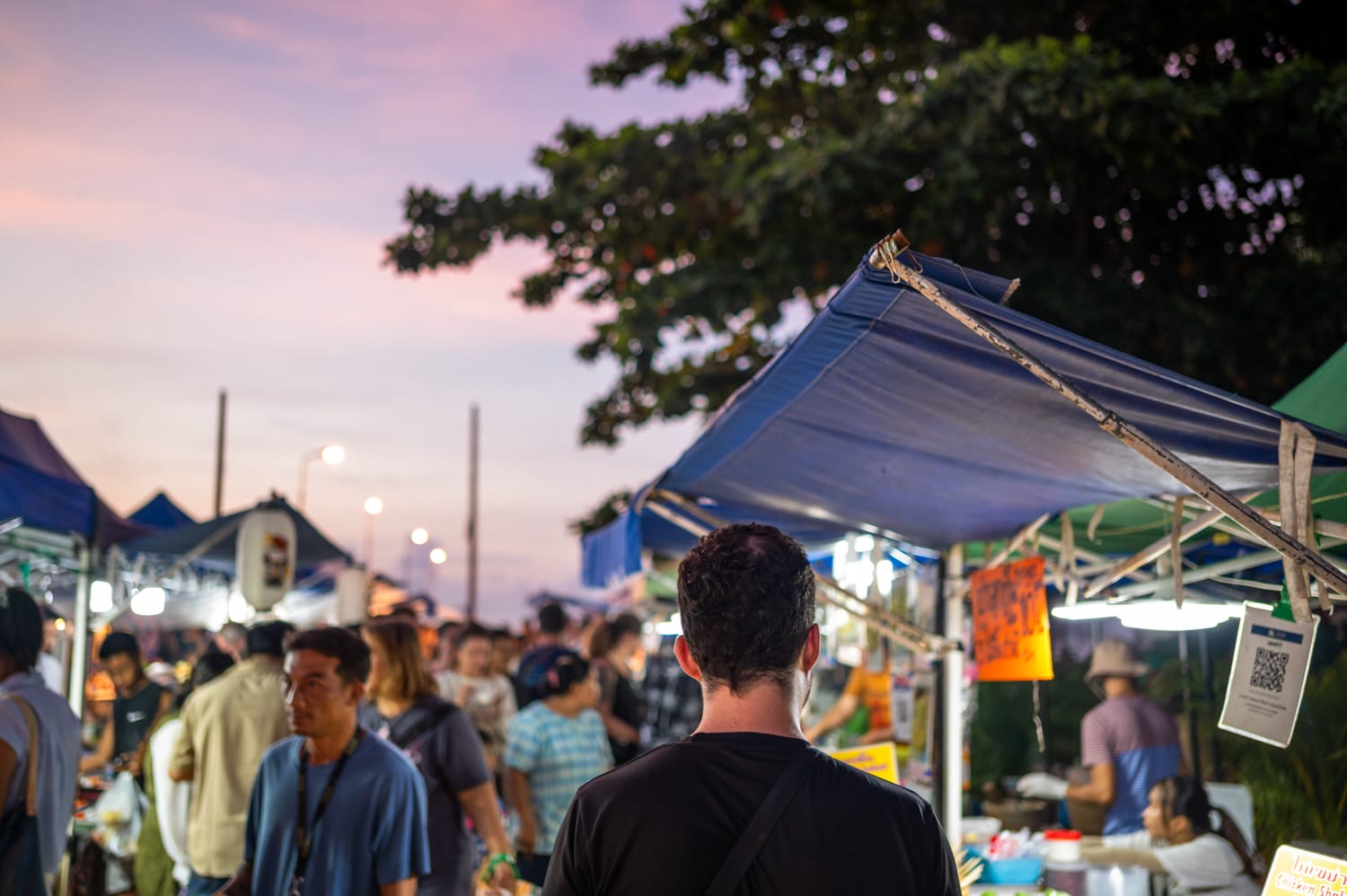 Nils Alexander Kemna spaziert über den Sunday Market in Chaloklum auf Koh Phangan