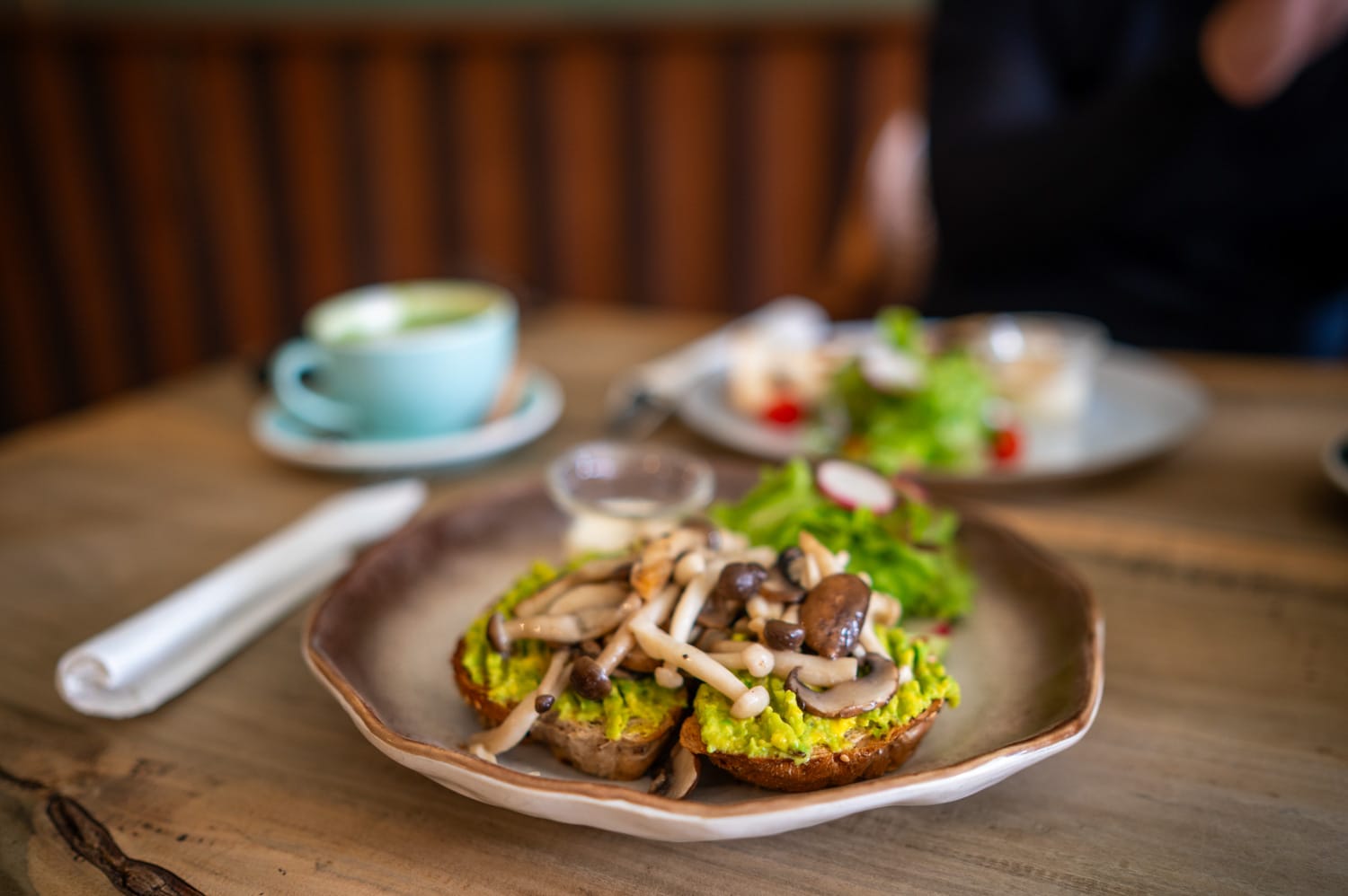 Avocadobrot in einem Szenerestaurant in Sri Thanu auf Koh Phangan