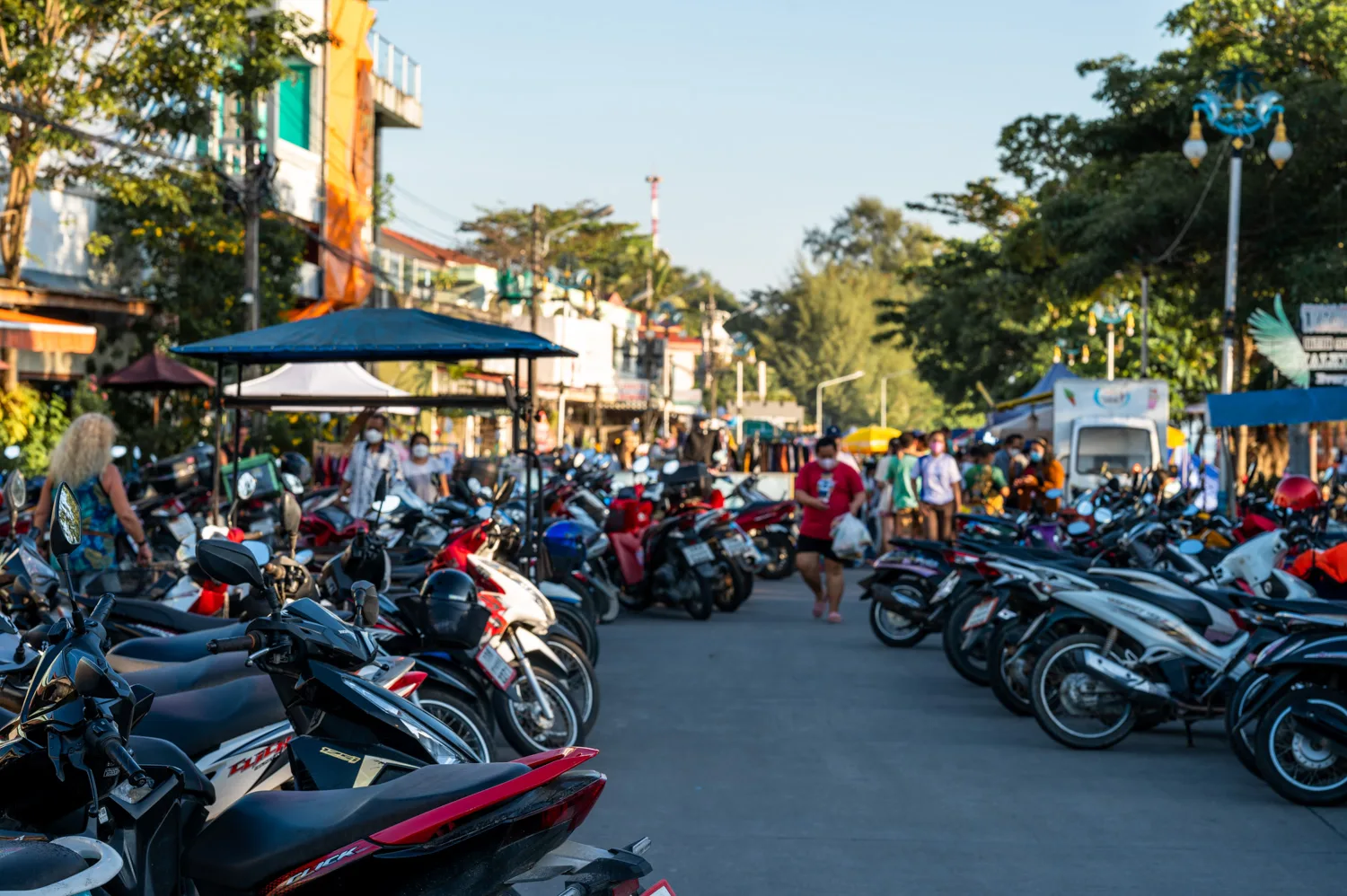 Viele Roller und Motorräder auf Koh Phangan