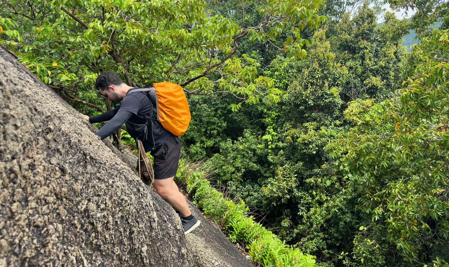 Koh Phangan Sehenswürdigkeiten (44) Nils Alexander Kemna läuft über einen schmalen Grat zur Spitze des Bottle beach Viewpoint auf Koh Phangan