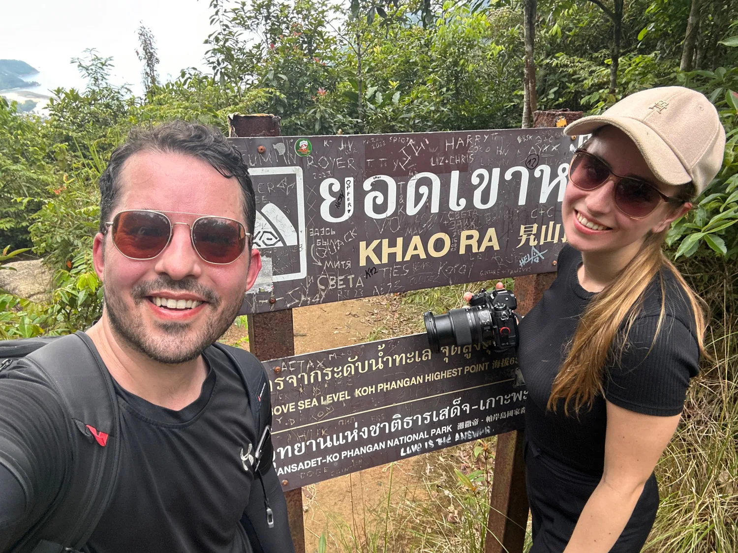 Nils Alexander Kemna und Vanessa Mosch auf dem Gipfel des Khao Ra auf Koh Phangan