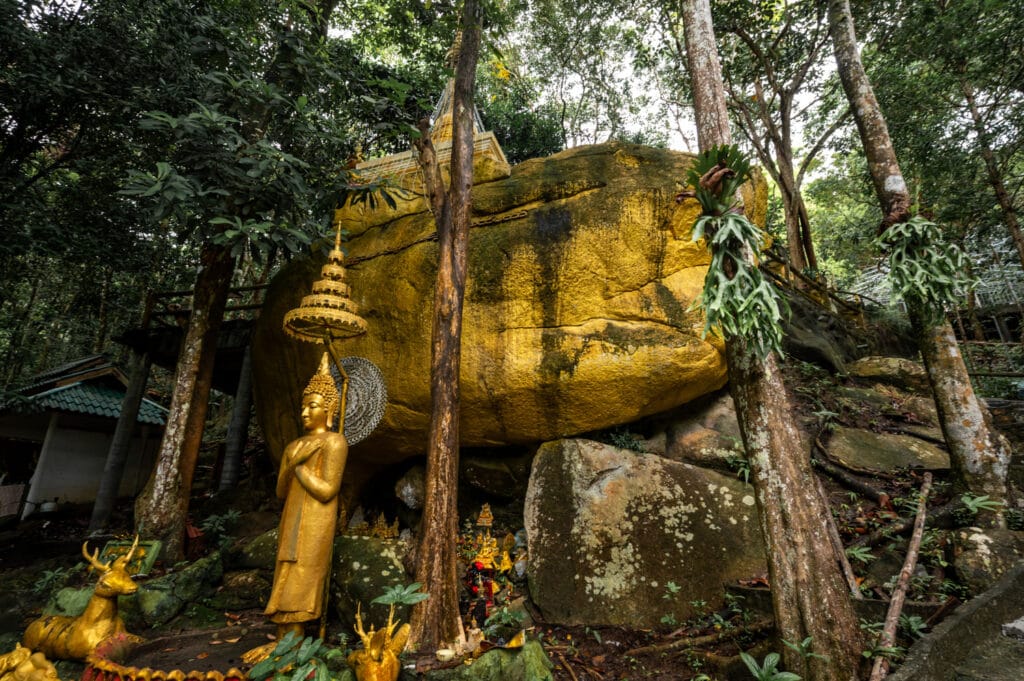 Goldener Felsen im Wat Ruese Pa Saeng Tham auf Koh Phangan