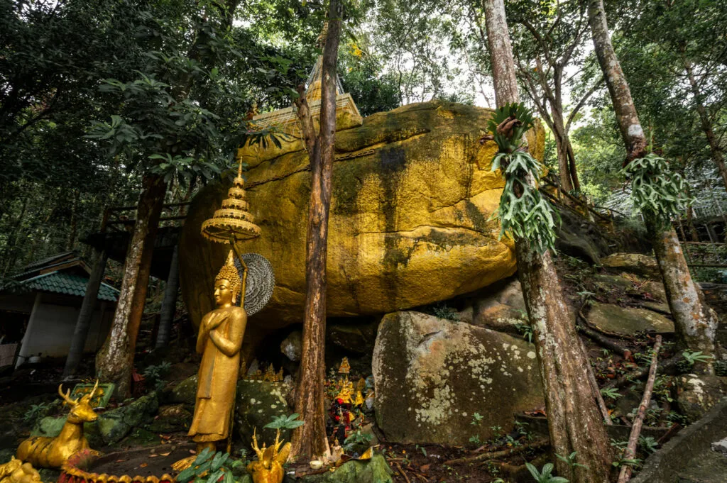 Goldener Felsen im Wat Ruese Pa Saeng Tham auf Koh Phangan