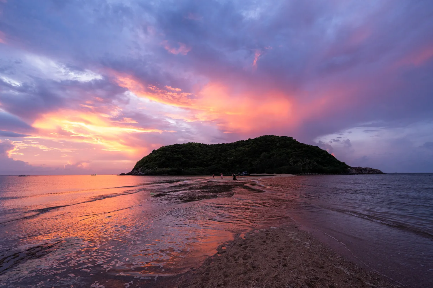 Sandbank am Koh Ma Beach bei Flut zum Sonnenuntergang