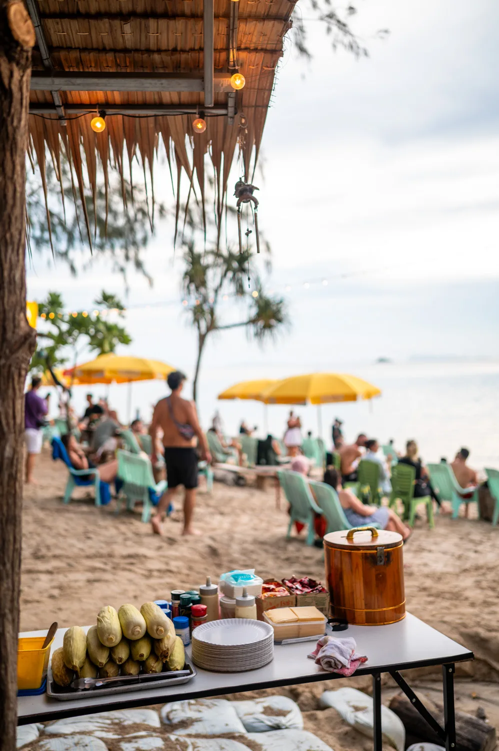 Touristen beobachten den Sonnenuntergang am Zen Beach auf Koh Phangan