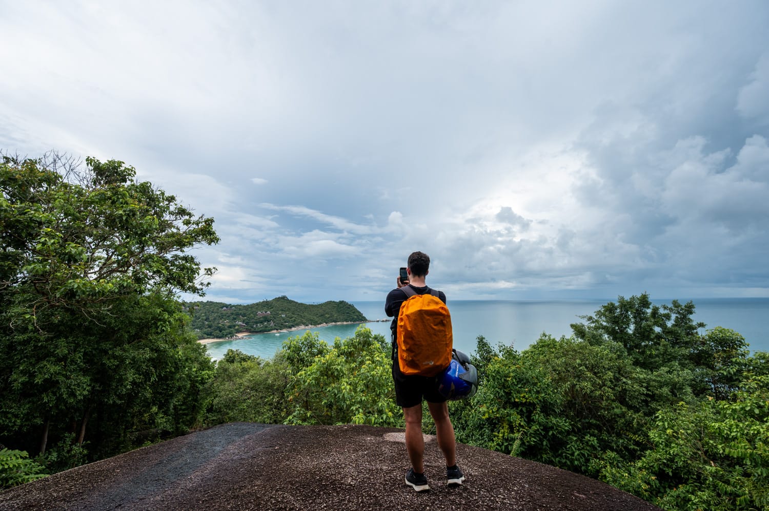 Koh Phangan Sehenswürdigkeiten (59) Nils Alexander Kemna blickt oberhalb des Wat Thong Nai Pan vom Viewpoint auf den Thong Nai Pan Noi