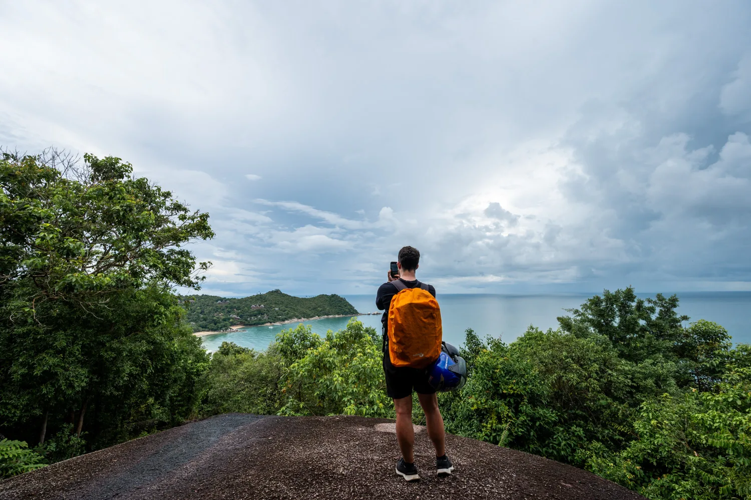 Nils Alexander Kemna blickt oberhalb des Wat Thong Nai Pan vom Viewpoint auf den Thong Nai Pan Noi