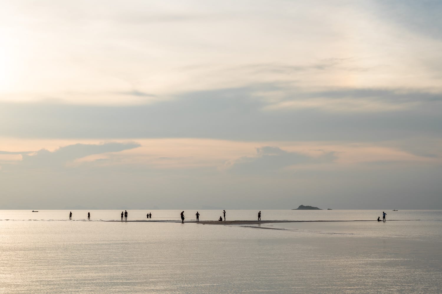 Koh Phangan Sehenswürdigkeiten (75) Spaziergänger auf der Sandbank am Hin Kong Beach auf Koh Phangan