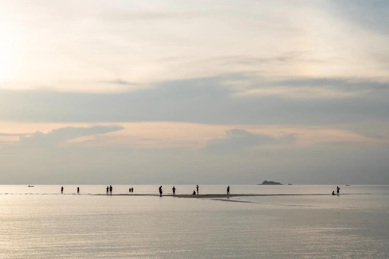 Spaziergänger auf der Sandbank am Hin Kong Beach auf Koh Phangan