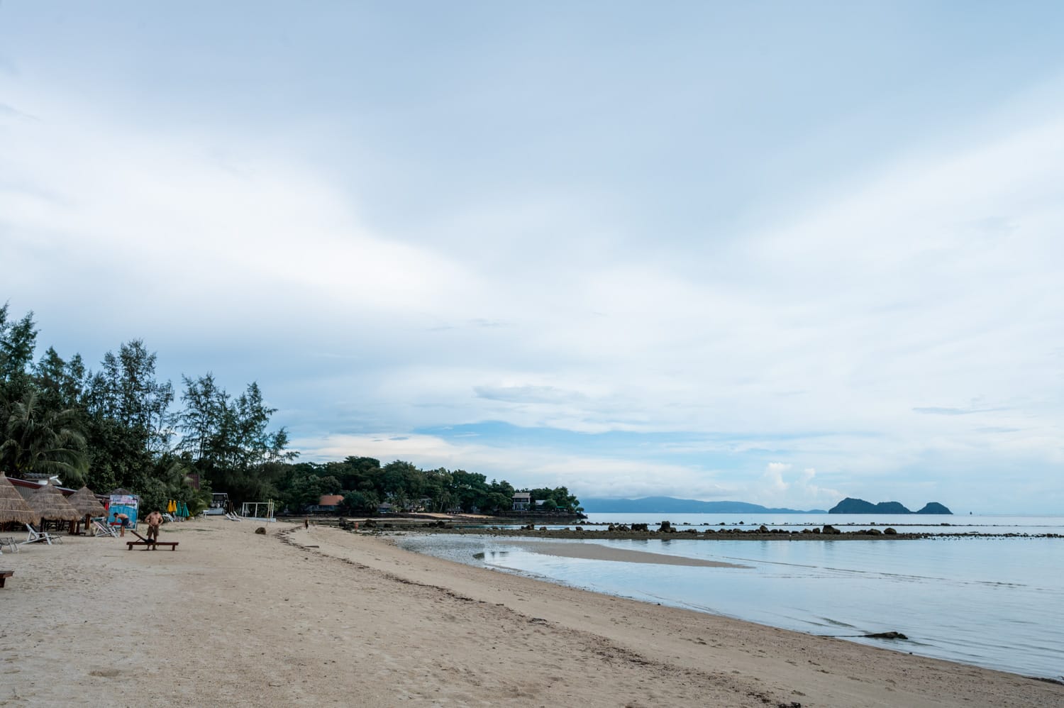 Koh Phangan Strände (19) Sri Thanu Beach bei Ebbe und schlechtem Wetter