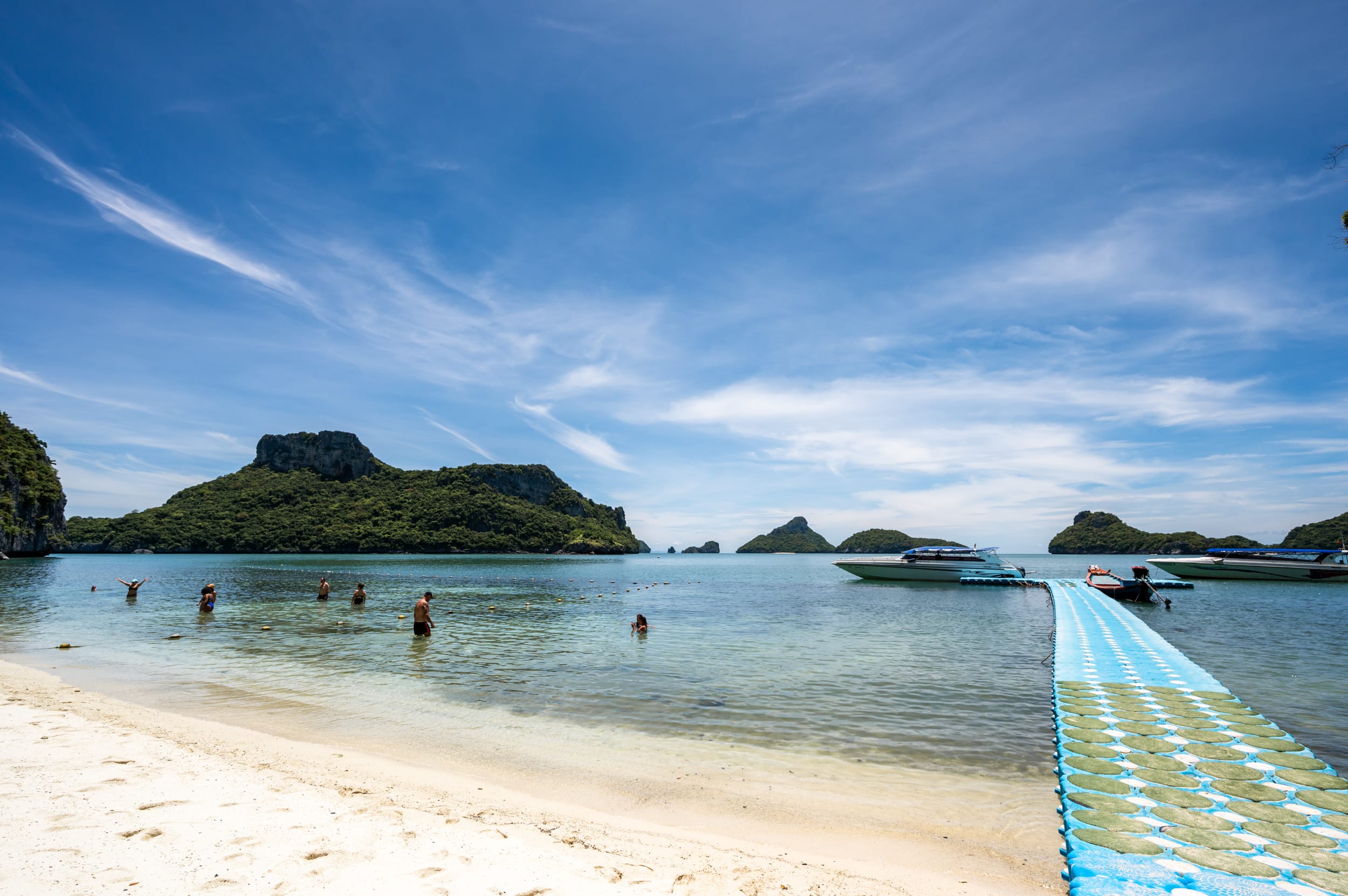 Schnellboote im Ang Thong Nationalpark auf einem Ausflug ausgehend von Koh Samui