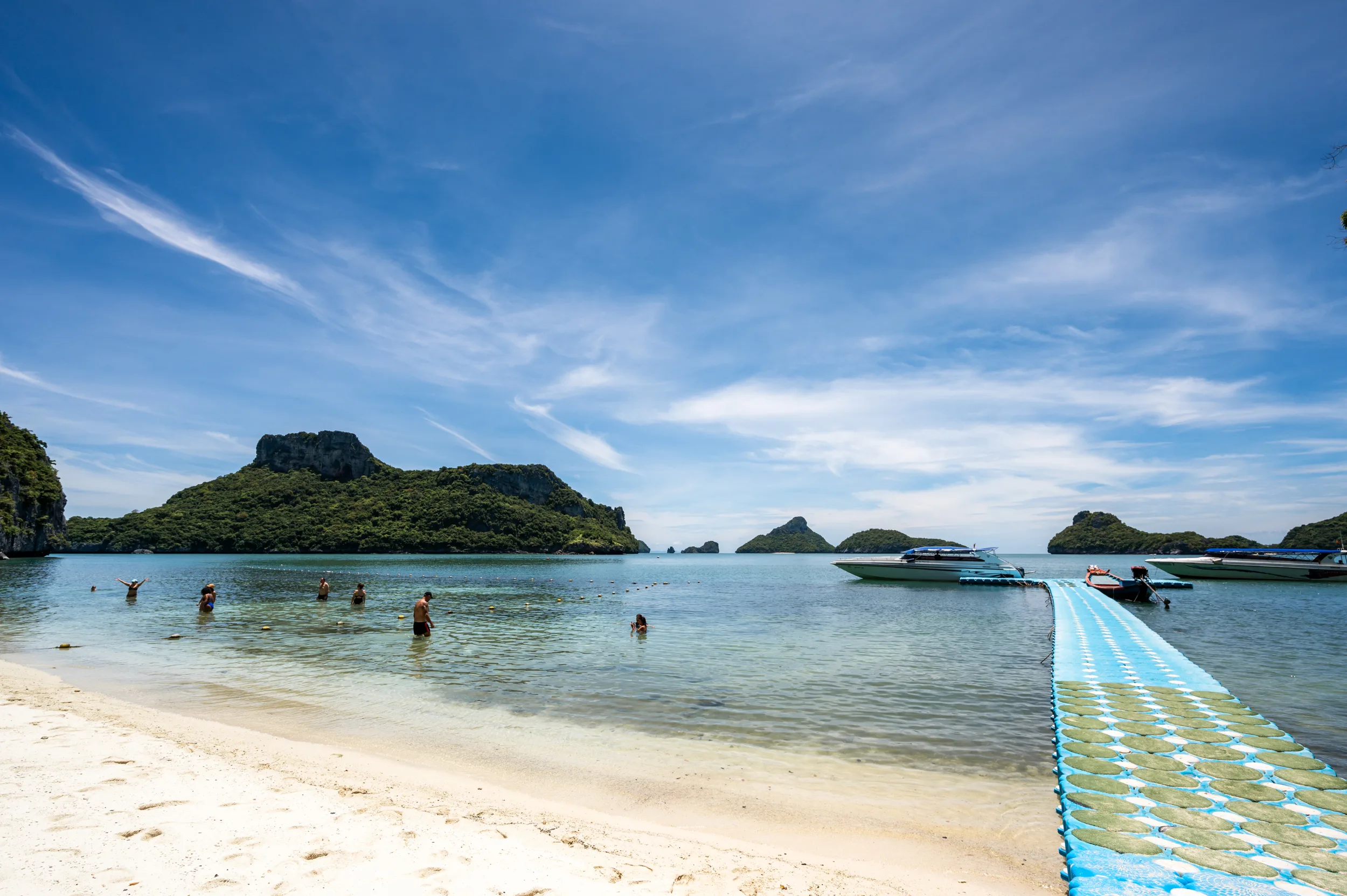 Schnellboote im Ang Thong Nationalpark auf einem Ausflug ausgehend von Koh Samui