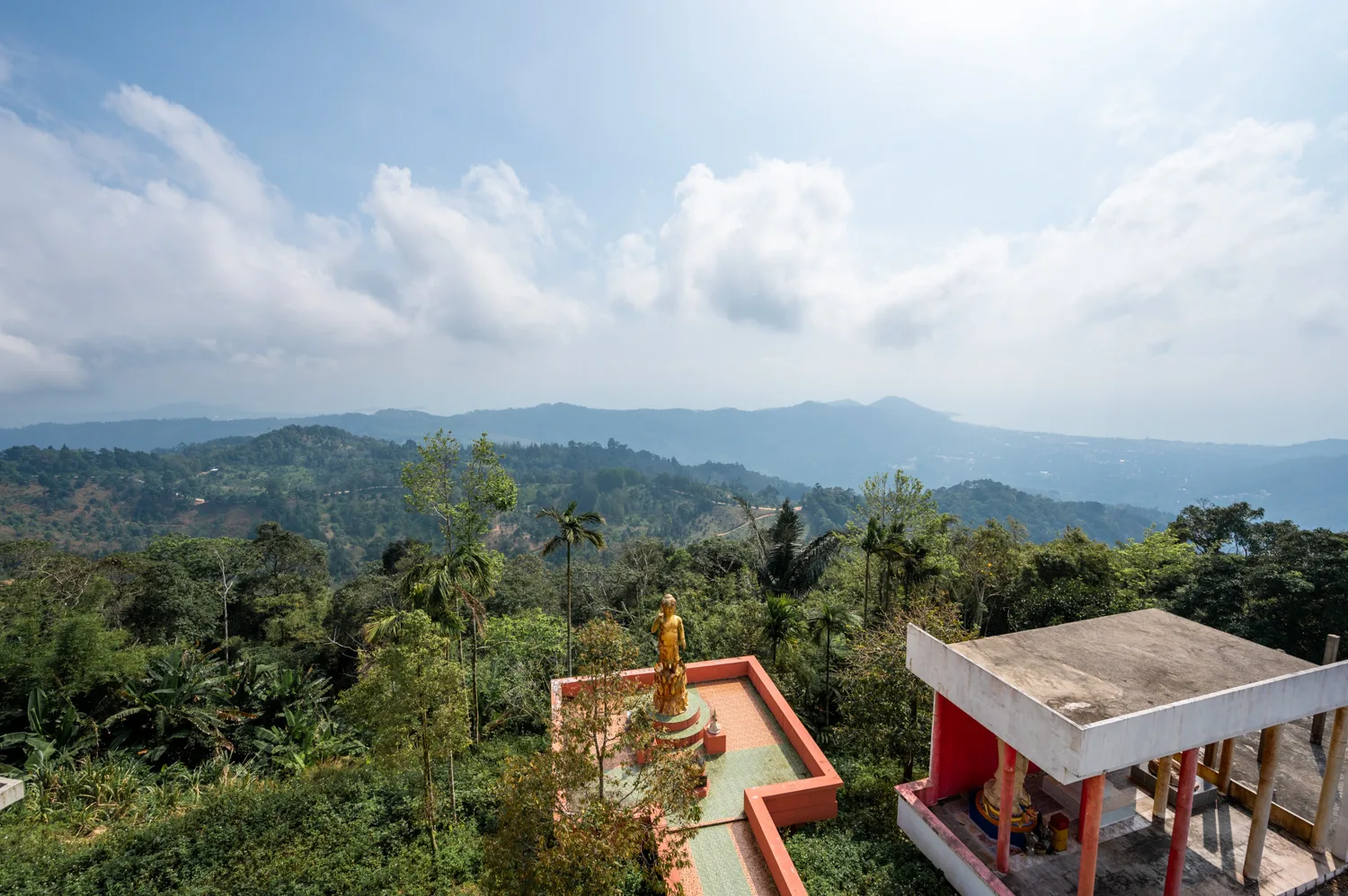 Ausblick vom Pra Buddha Dipankara auf Berge, während einer Quad-Tour durch das Inselinnere von Koh Samui