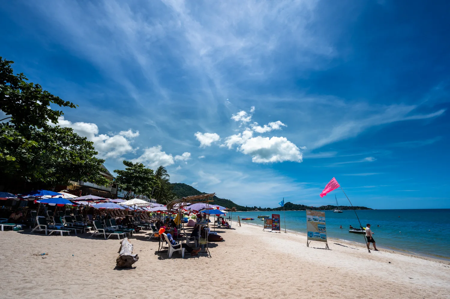 Koh Samui Hotels (10) Sonnenliegen eines Hotels am Lamai Beach
