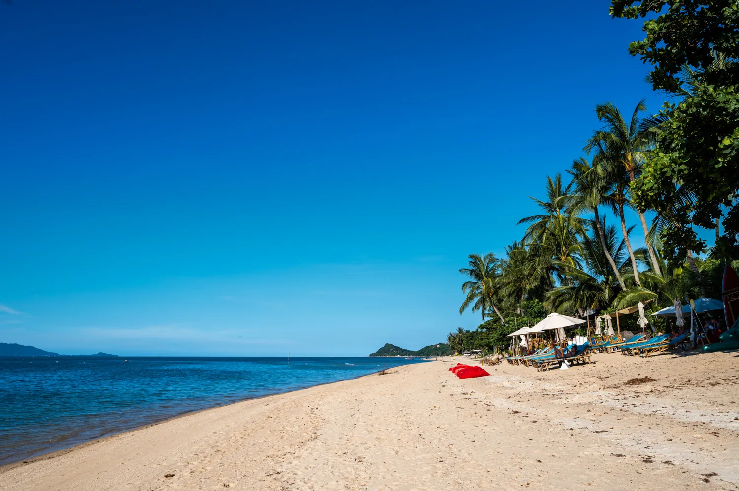 Koh Samui Hotels (15) Sonnenliegen am zentralen Abschnitt des Bang Po Beach