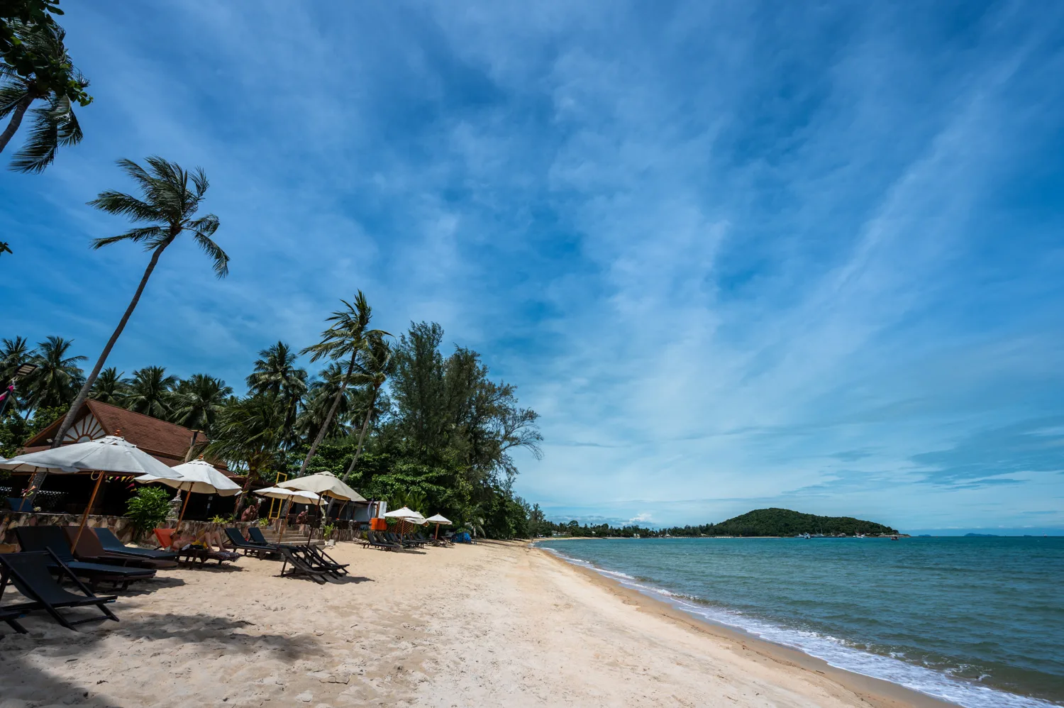 Koh Samui Hotels (24) Sonnenliegen einer Unterkunft am Lipa Noi Beach