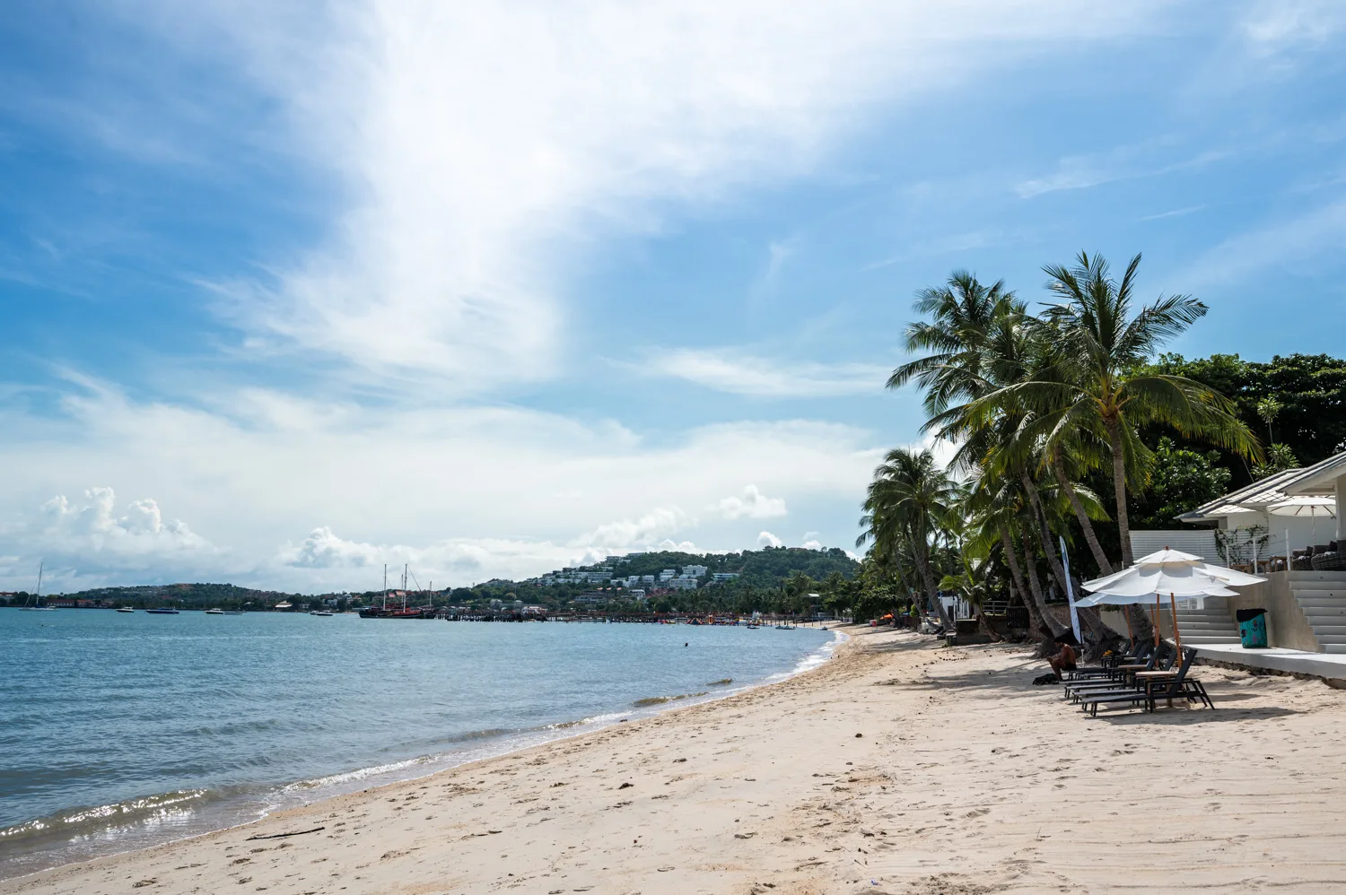 Koh Samui Hotels (29) Sonnenliegen des Tembo Resorts am Bangrak Beach