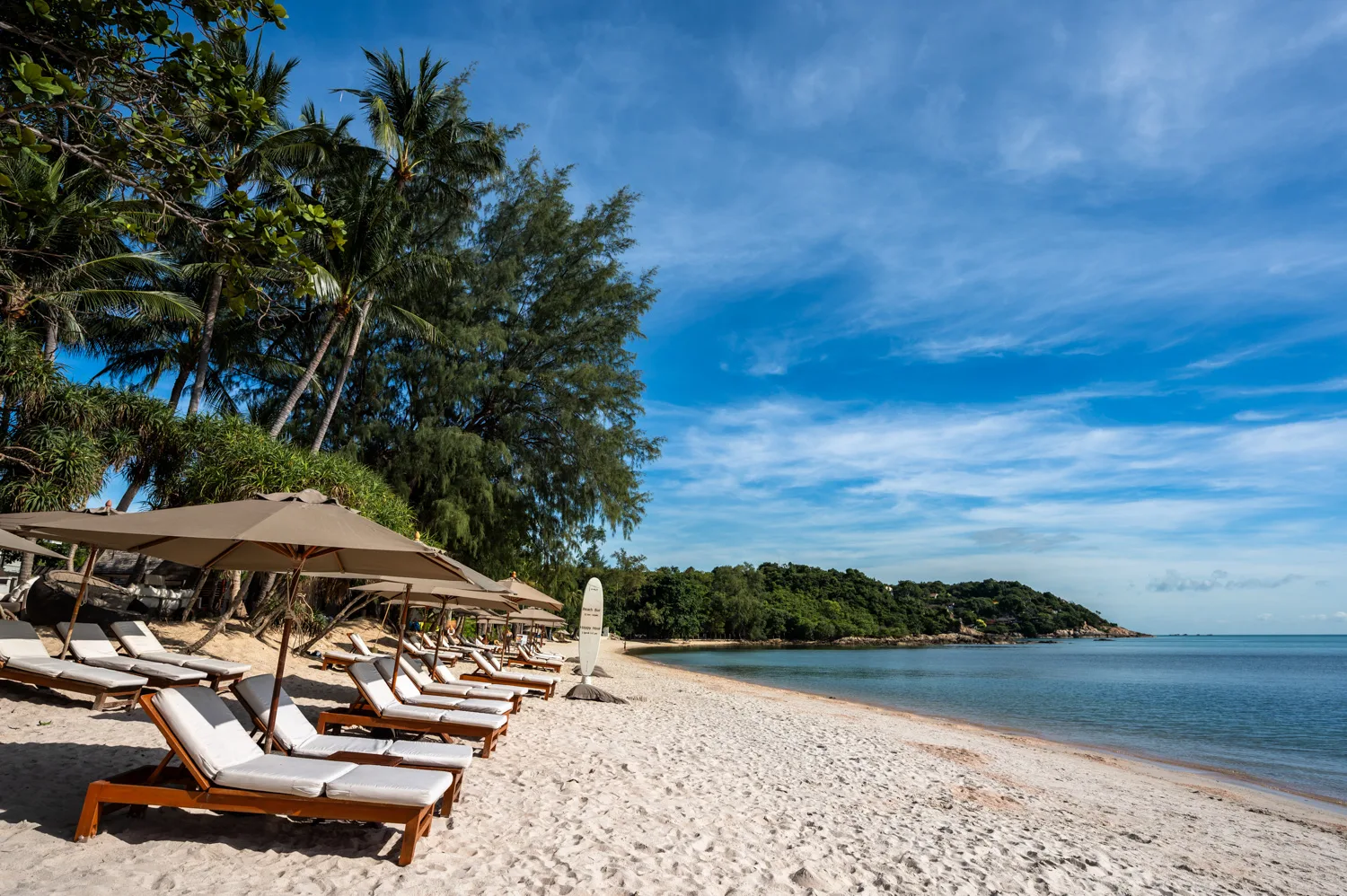 Koh Samui Hotels (3) Sonnenliegen des Sala Samui Choeongmon