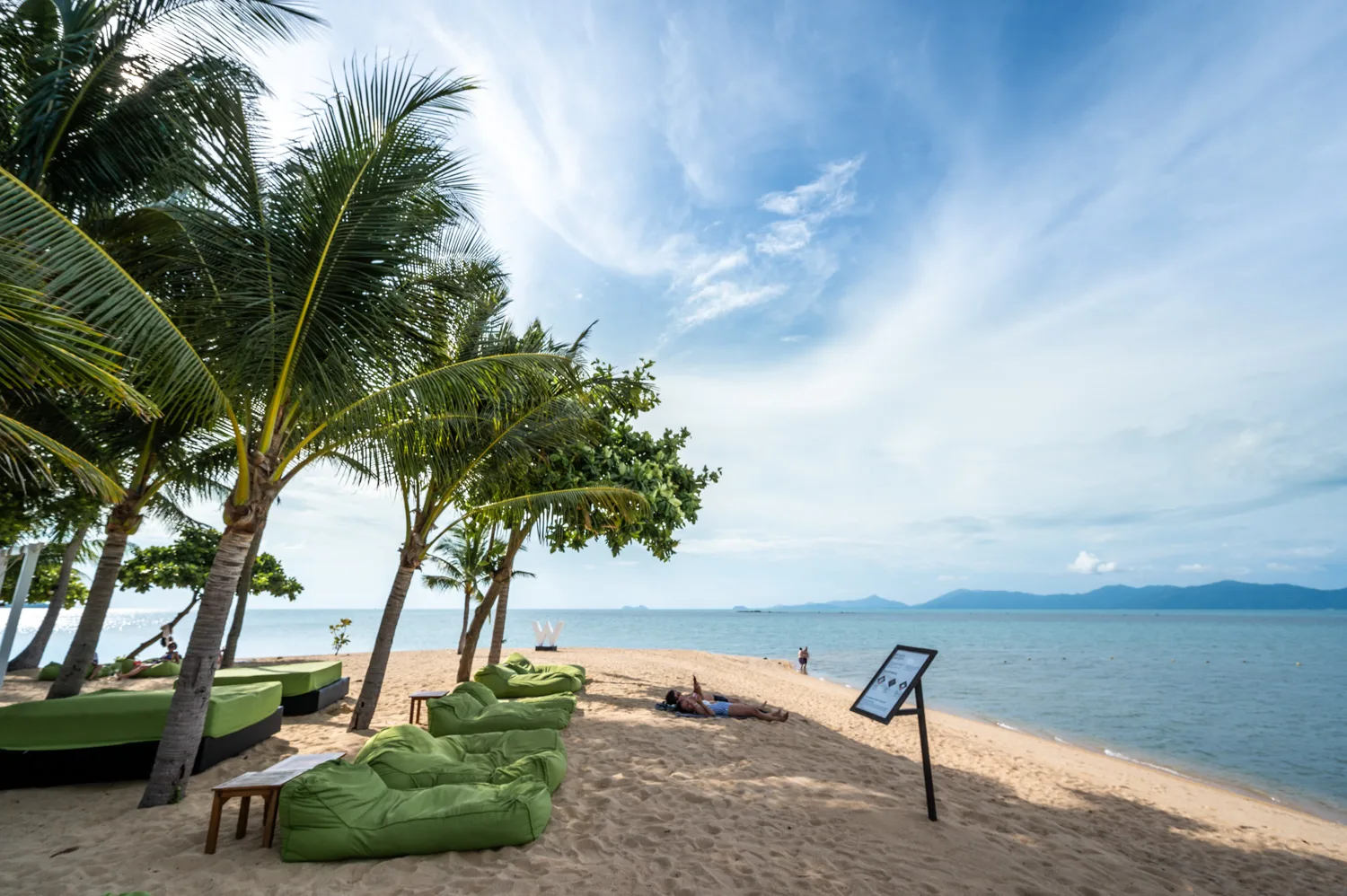 Koh Samui Hotels (38) Sitzsäcke und Palmen des W Koh Samui Resorts