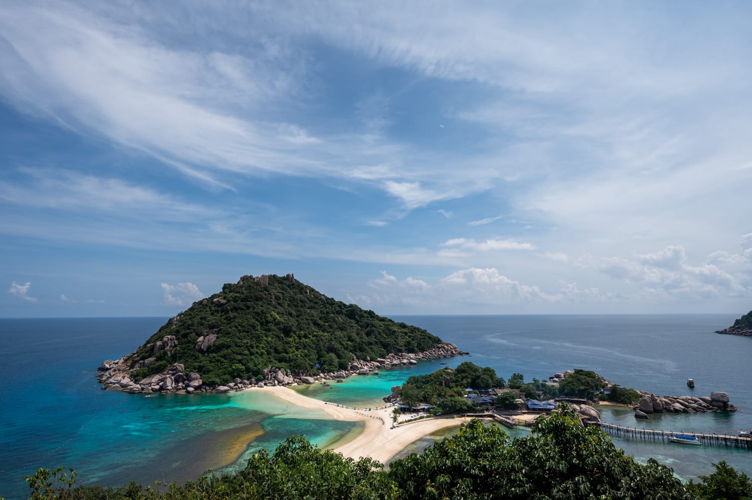 Ausblick vom Koh Nang Yuan Viewpoint auf die Sandbank zwischen den drei Inseln