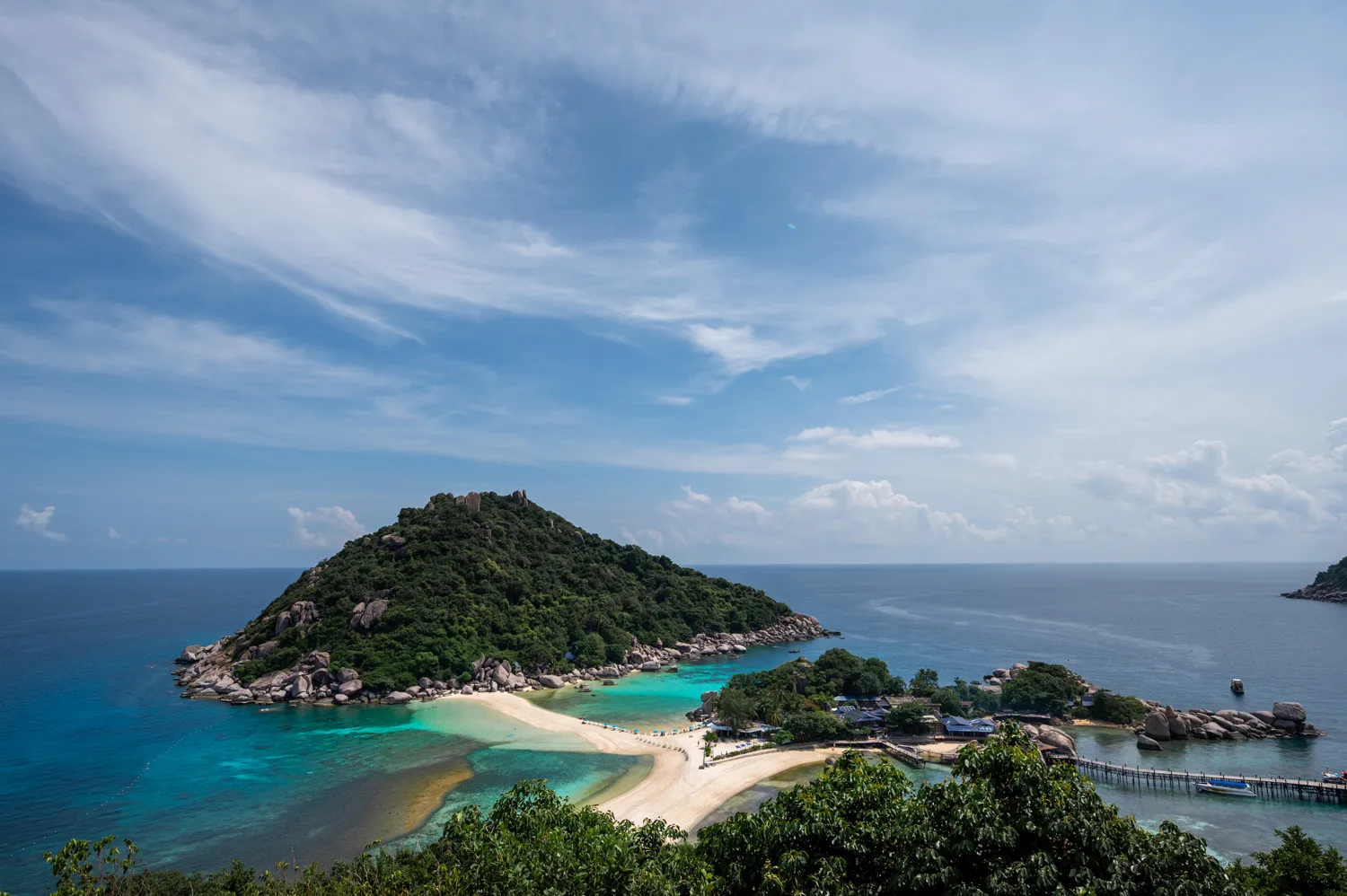 Ausblick vom Koh Nang Yuan Viewpoint auf die Sandbank zwischen den drei Inseln