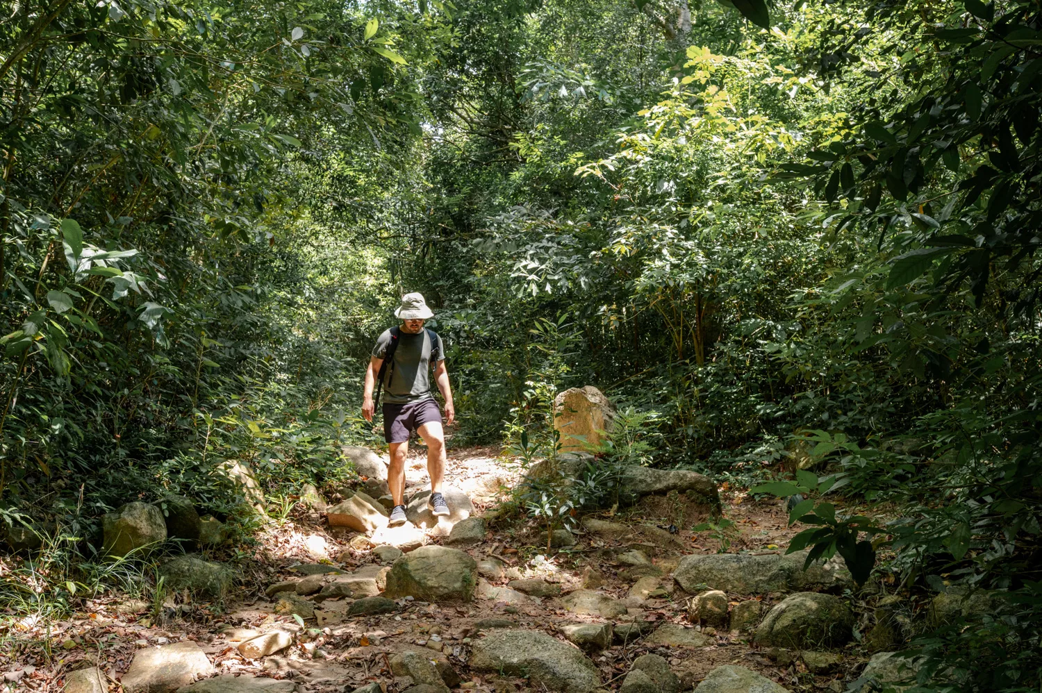 Nils Alexander Kemna wandert durch den Dschungel auf Koh Tao