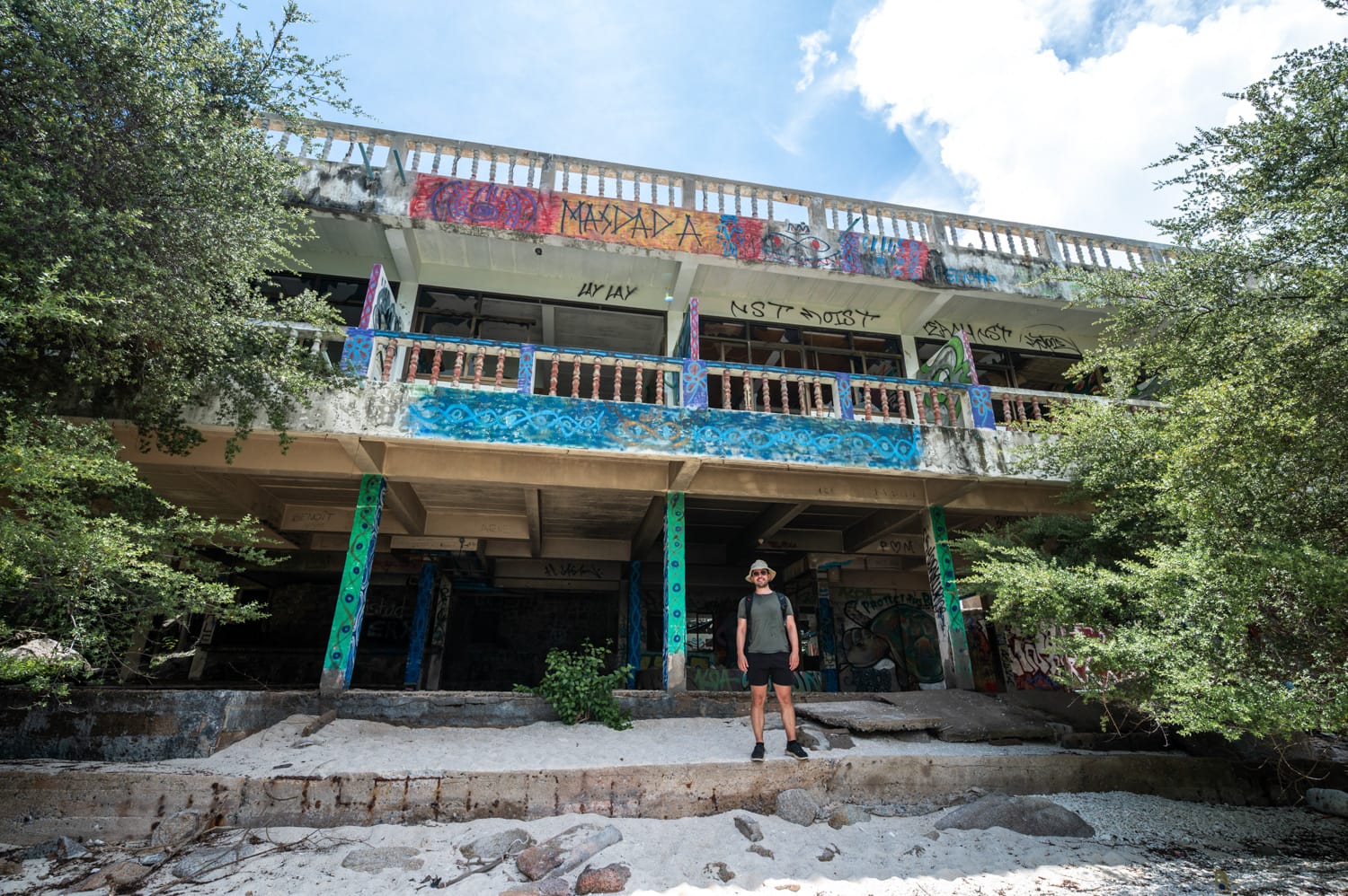 Nils Alexander Kemna steht vor dem verlassenen Resort am Ende der Wanderung zum Laem Thian auf Koh Tao