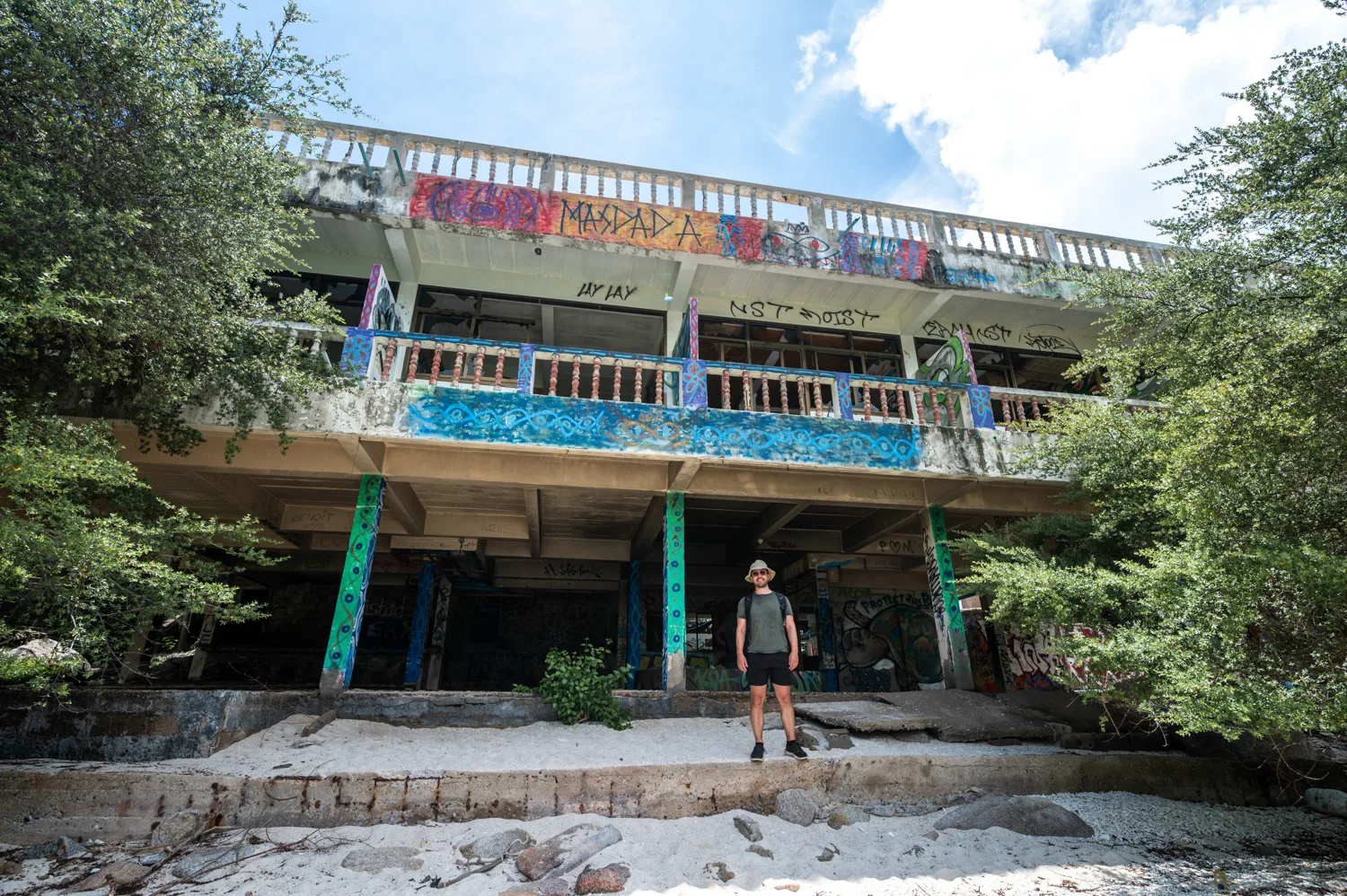 Nils Alexander Kemna steht vor dem verlassenen Resort am Ende der Wanderung zum Laem Thian auf Koh Tao