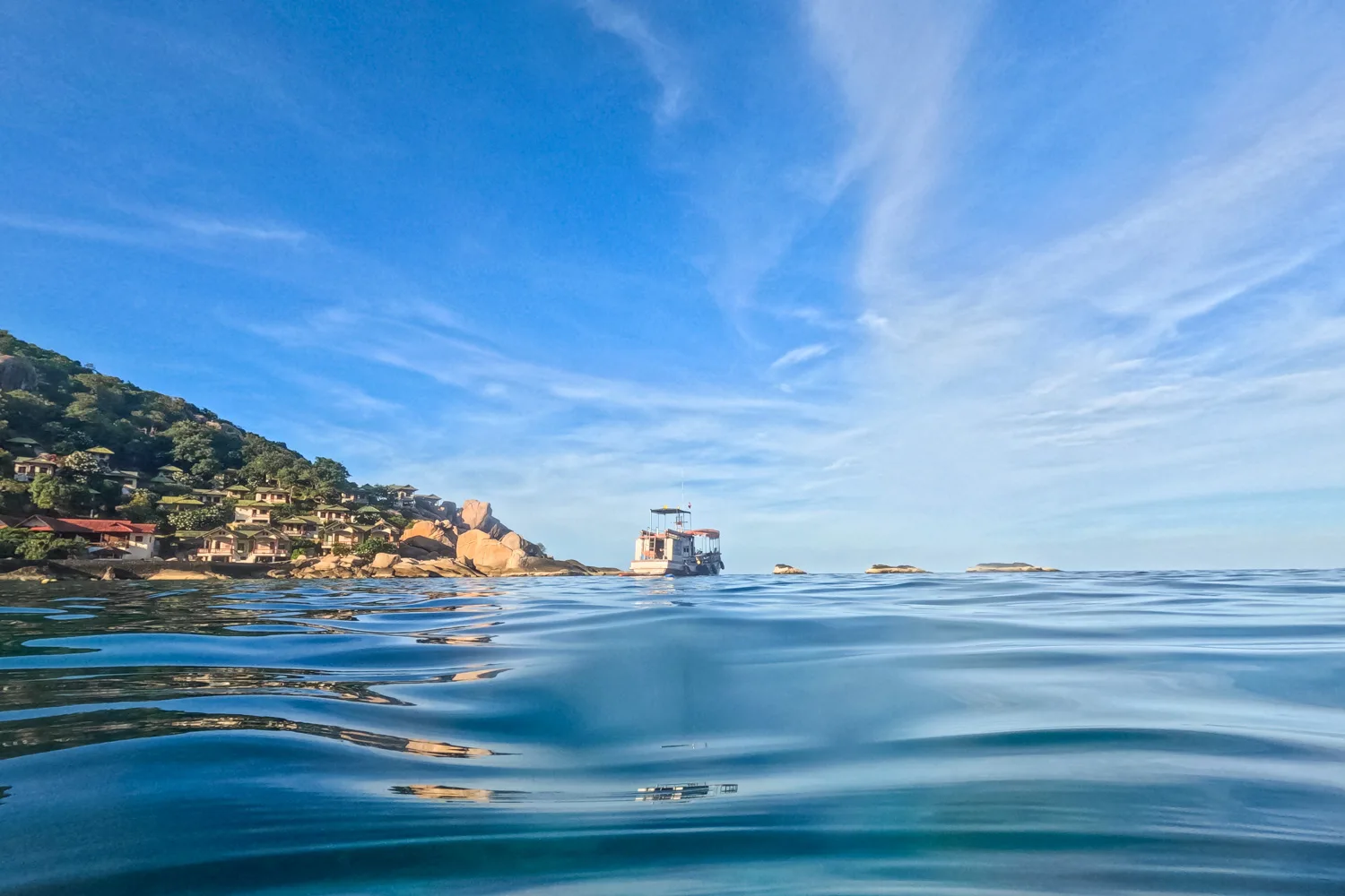 Blick vom Wasser auf unser Boot auf einer Schnorcheltour auf Koh Tao