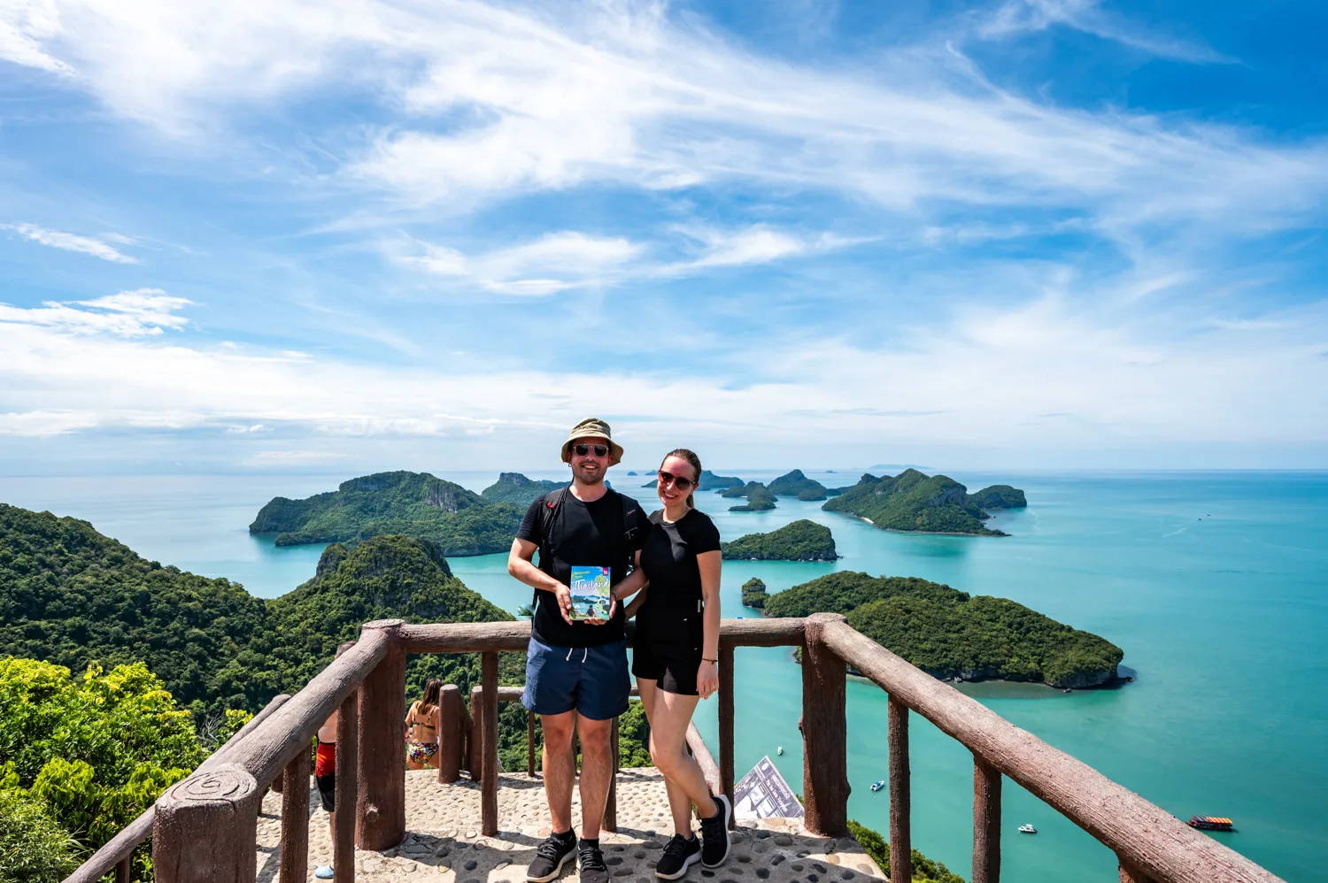 Nils Alexander Kemna und Vanessa Mosch zeigen ihren Thailand Reiseführer Reiserouten durch Thailand am Pha Jun Jaras Viewpoint im Ang Thong Nationalpark