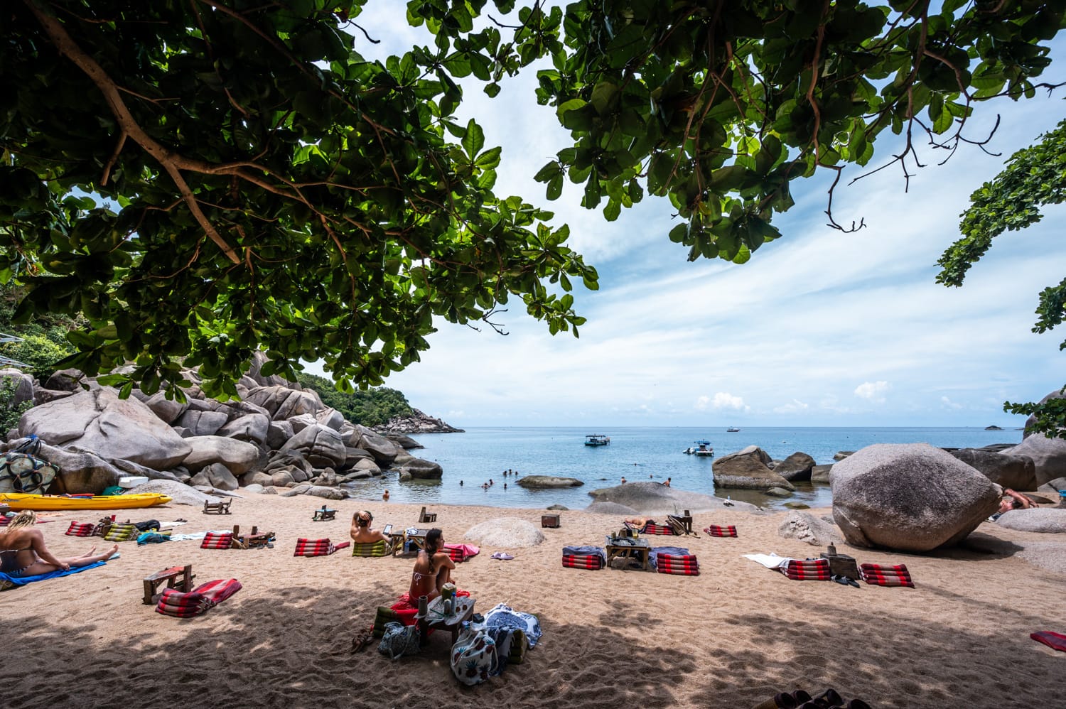 Viele Touristen baden in der Hin Wong Bay auf Koh Tao