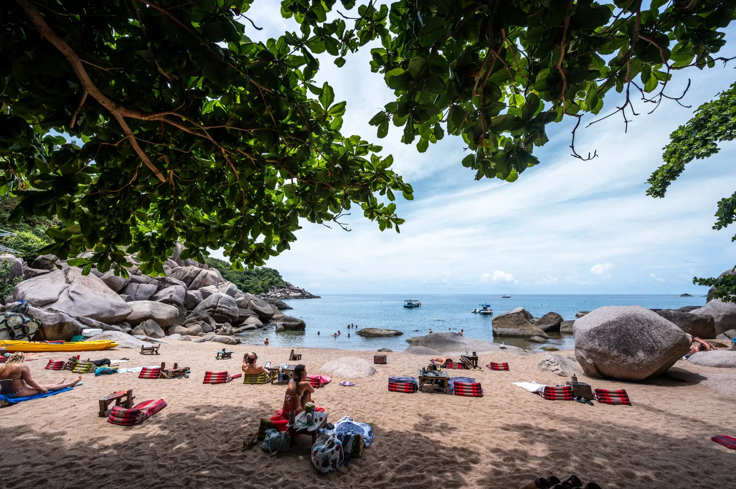 Viele Touristen baden in der Hin Wong Bay auf Koh Tao