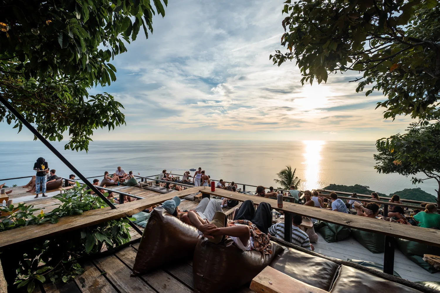 Viele Besucher zum Sonnenuntergang in der Secret Bar auf Koh Tao