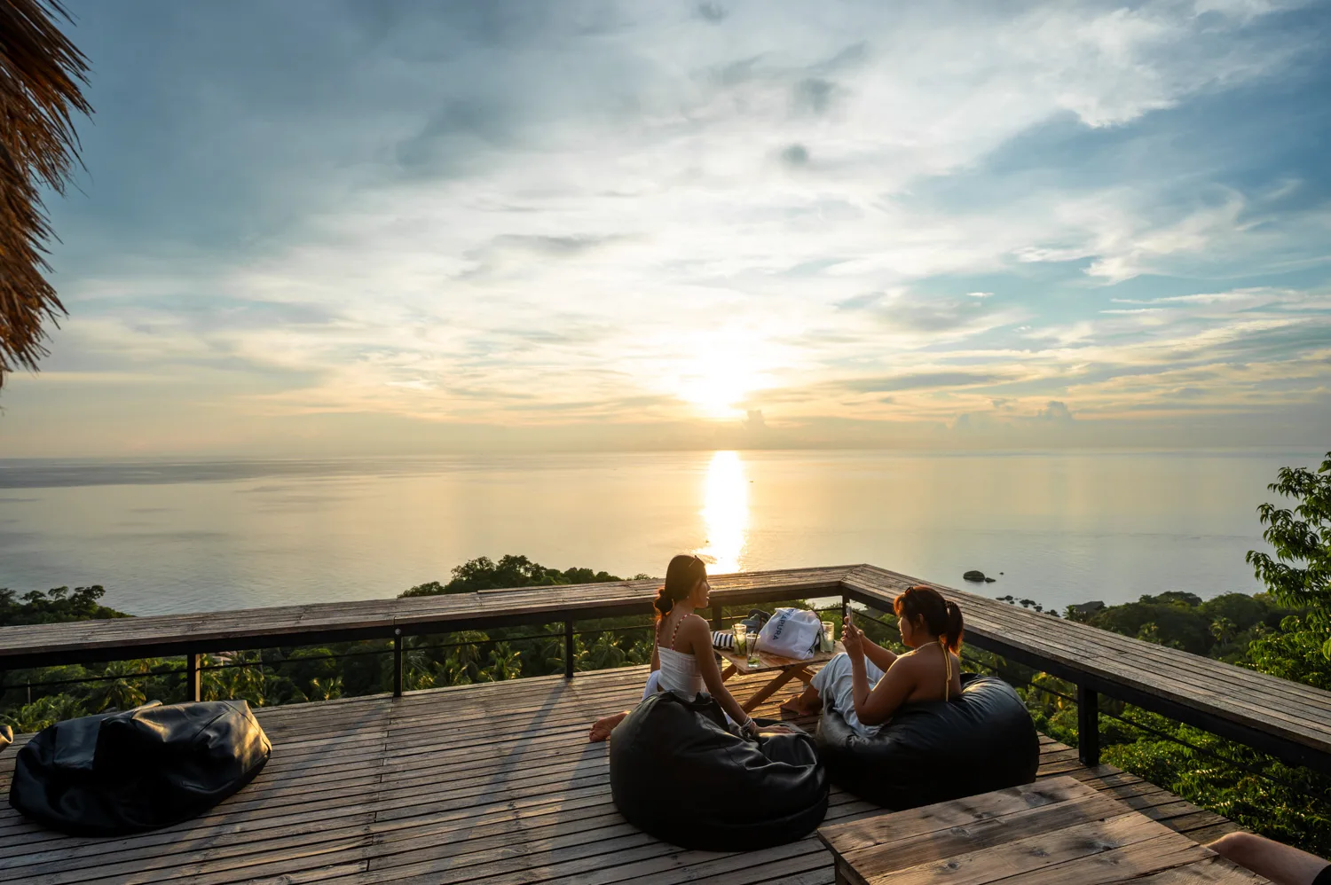 Ausblick zum Sonnenuntergang in der Horizon Bar auf Koh Tao
