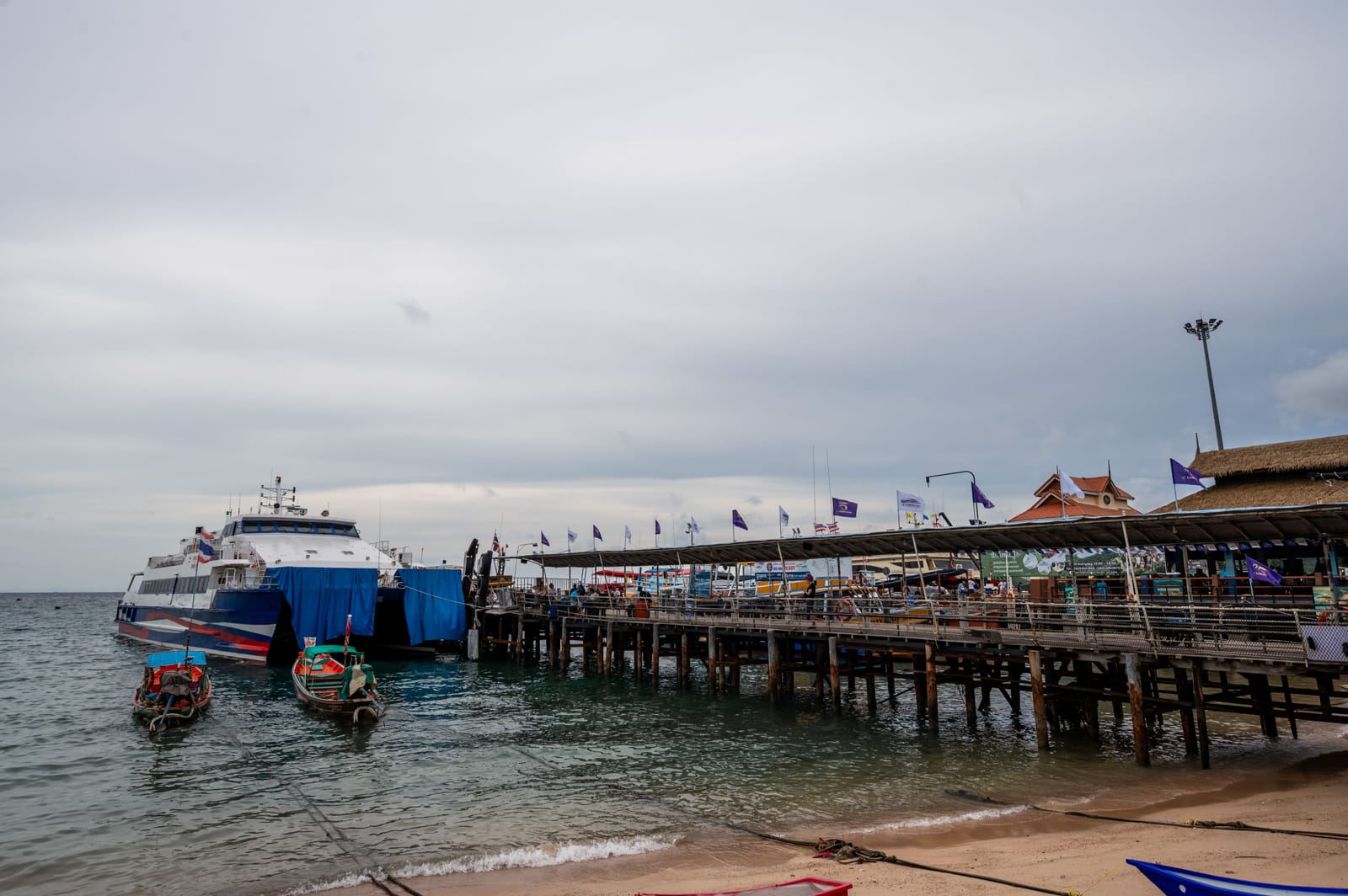 Katamaran von Lomprayah am Pier in Chumphon