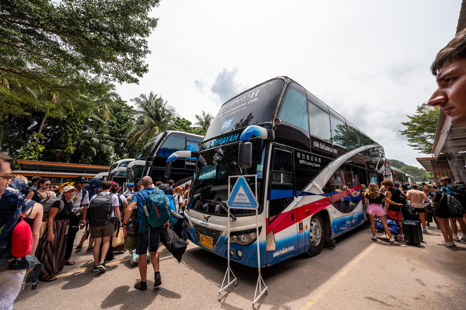 Busse von Lomprayah halten am Pier in Chumphon an dem die Fähren nach Koh Tao halten