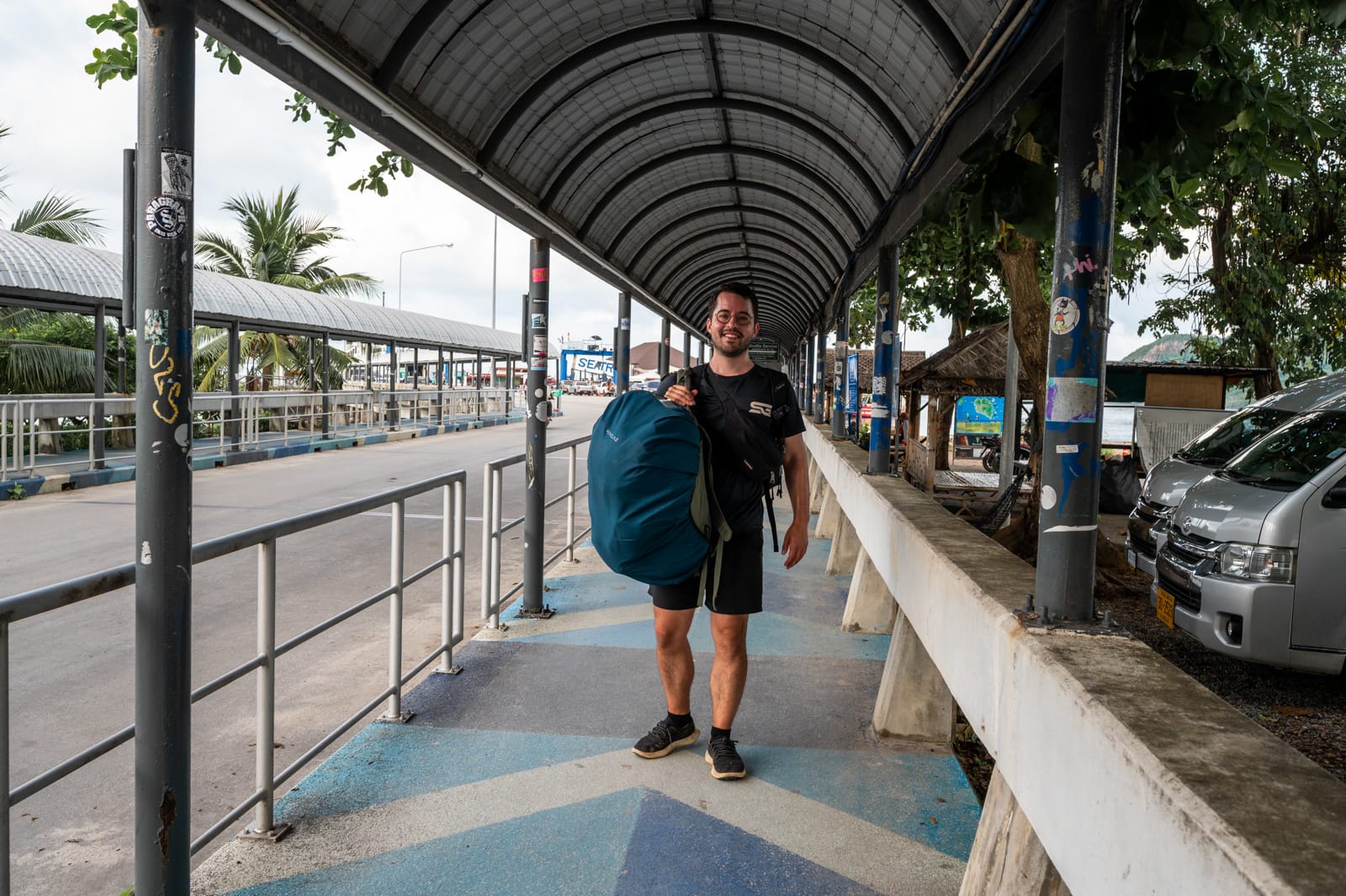 Nils Alexander Kemna trägt seinen Rucksack am Thong Sala Pier auf Koh Phangan zur Fähre nach Koh Tao
