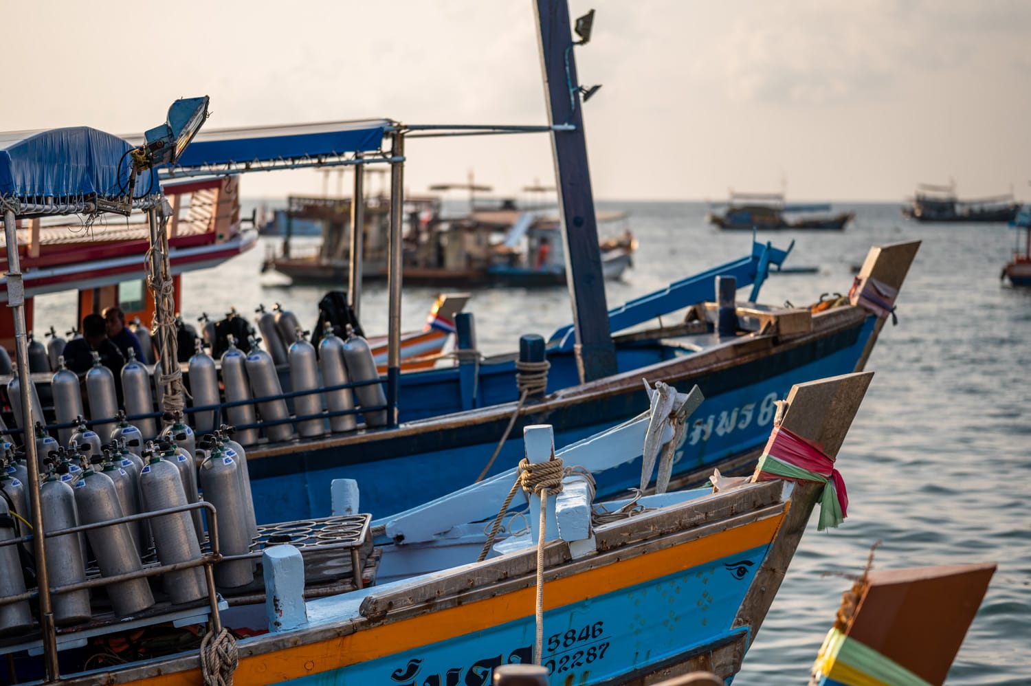 Taucherboote in Mae Haad auf Koh Tao