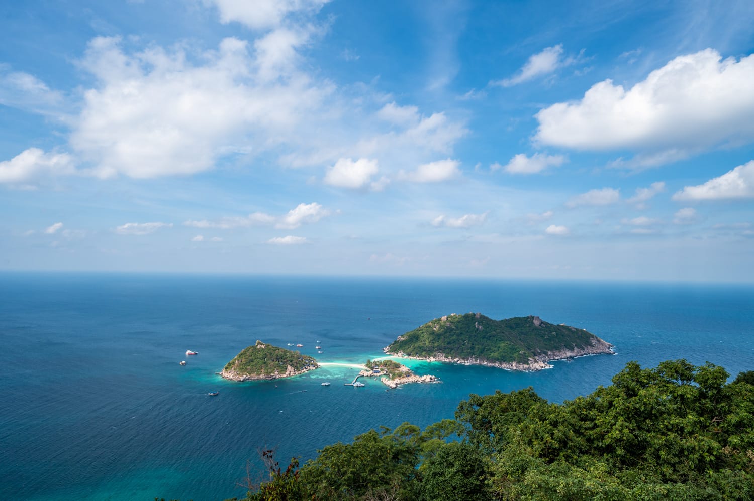 Ausblick auf Tauchboote rund um Koh Nang Yuan bei Koh Tao