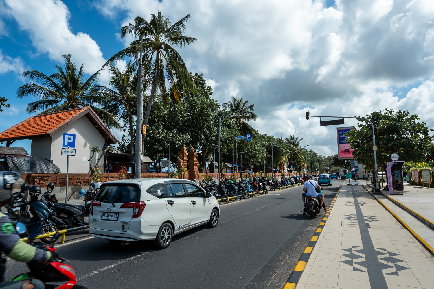 Kuta Bali (2) Reger Verkehr entlang der Beach Road in Kuta