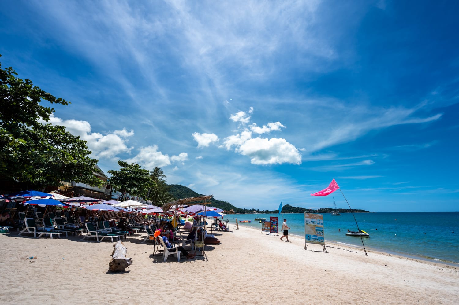 Lamai Beach (1) Sonnenliegen am zentralen Abschnitt des Lamai Beach auf Koh Samui