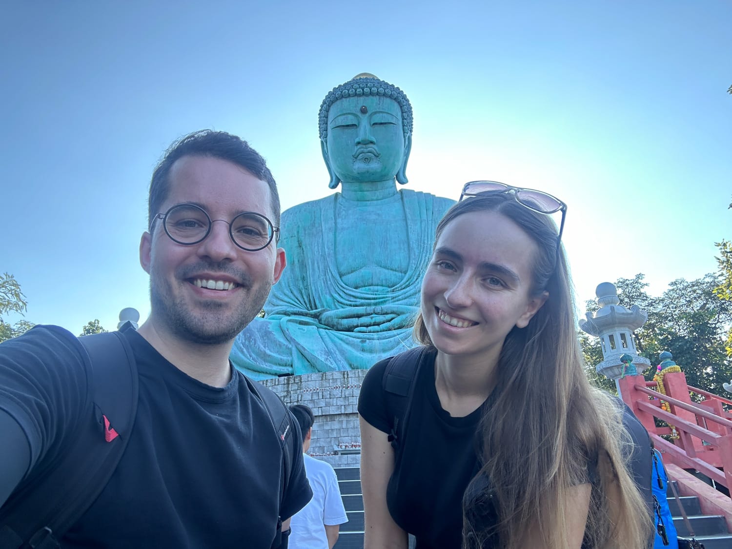 Lampang Thailand (1) Vanessa Mosch und Nils Alexander Kemna am Daibutsu Buddha im Wat Phra That Doi Pha Chan in Lamapang